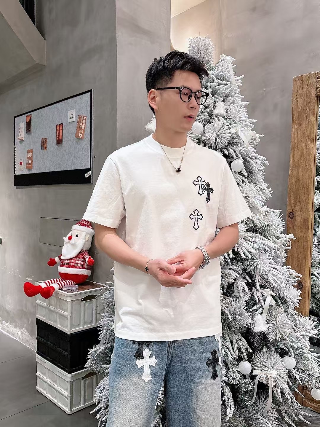 
克罗家短袖系列
季度：2025春夏
颜色：黑色 白色 铁灰色
尺码   m-5xL
版型：微阔版型
克