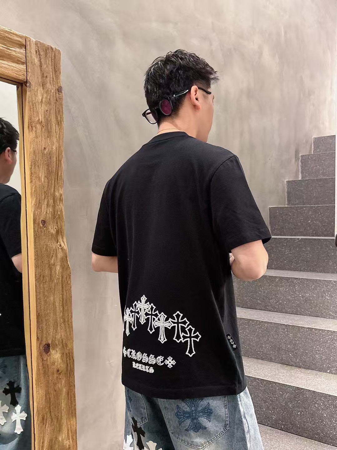 
克罗家短袖系列
季度：2025春夏
颜色：黑色 白色 铁灰色
尺码   m-5xL
版型：微阔版型
克