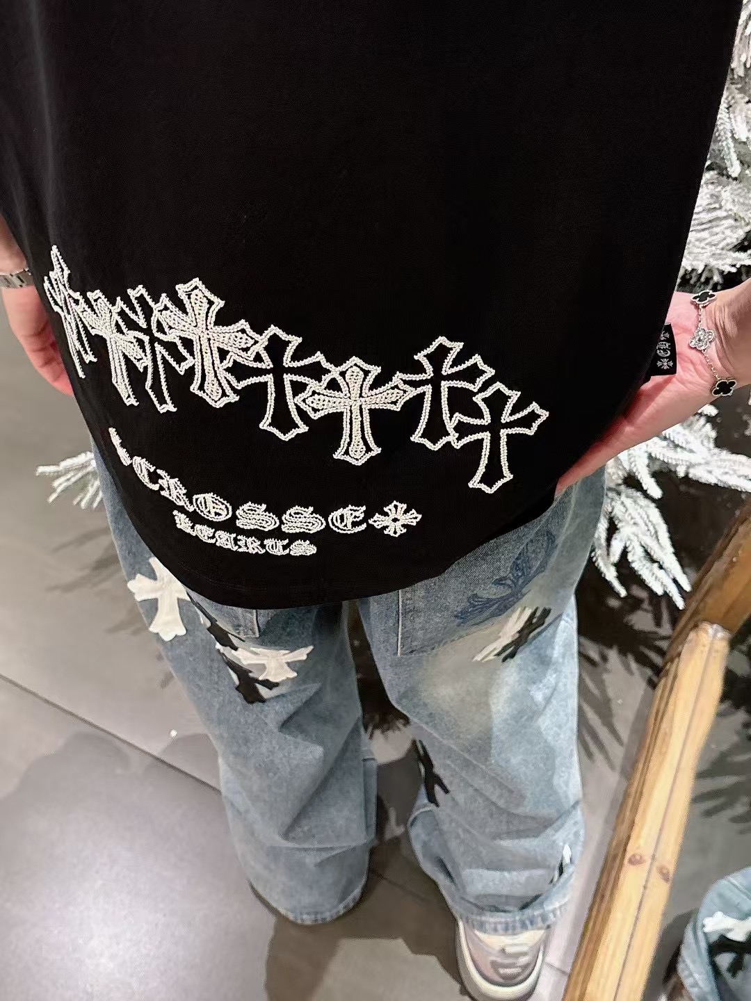 
克罗家短袖系列
季度：2025春夏
颜色：黑色 白色 铁灰色
尺码   m-5xL
版型：微阔版型
克