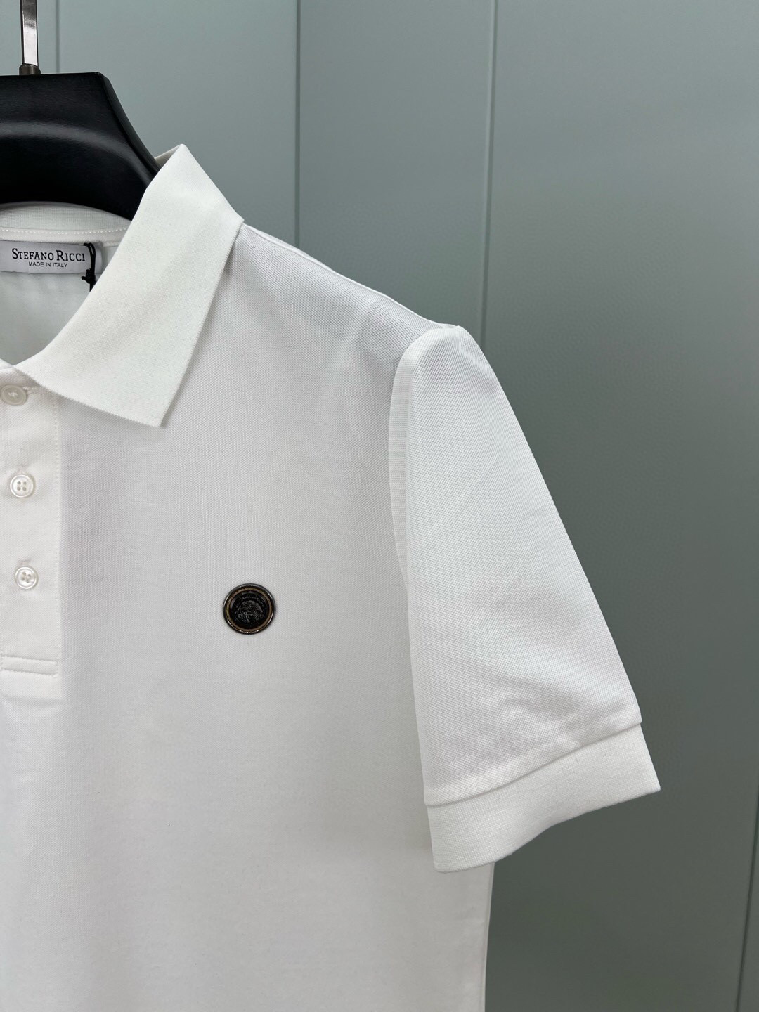 
Stefano Ricci·史蒂芬 25春夏新品金属标识Polo衫，领口饰有三扣门襟，定制60支双丝光