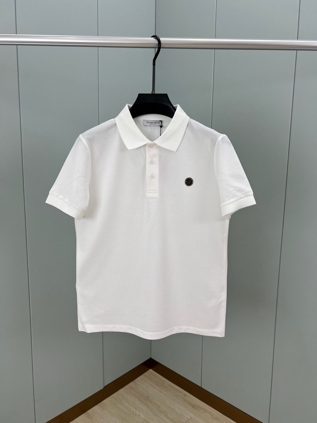 
Stefano Ricci·史蒂芬 25春夏新品金属标识Polo衫，领口饰有三扣门襟，定制60支双丝光