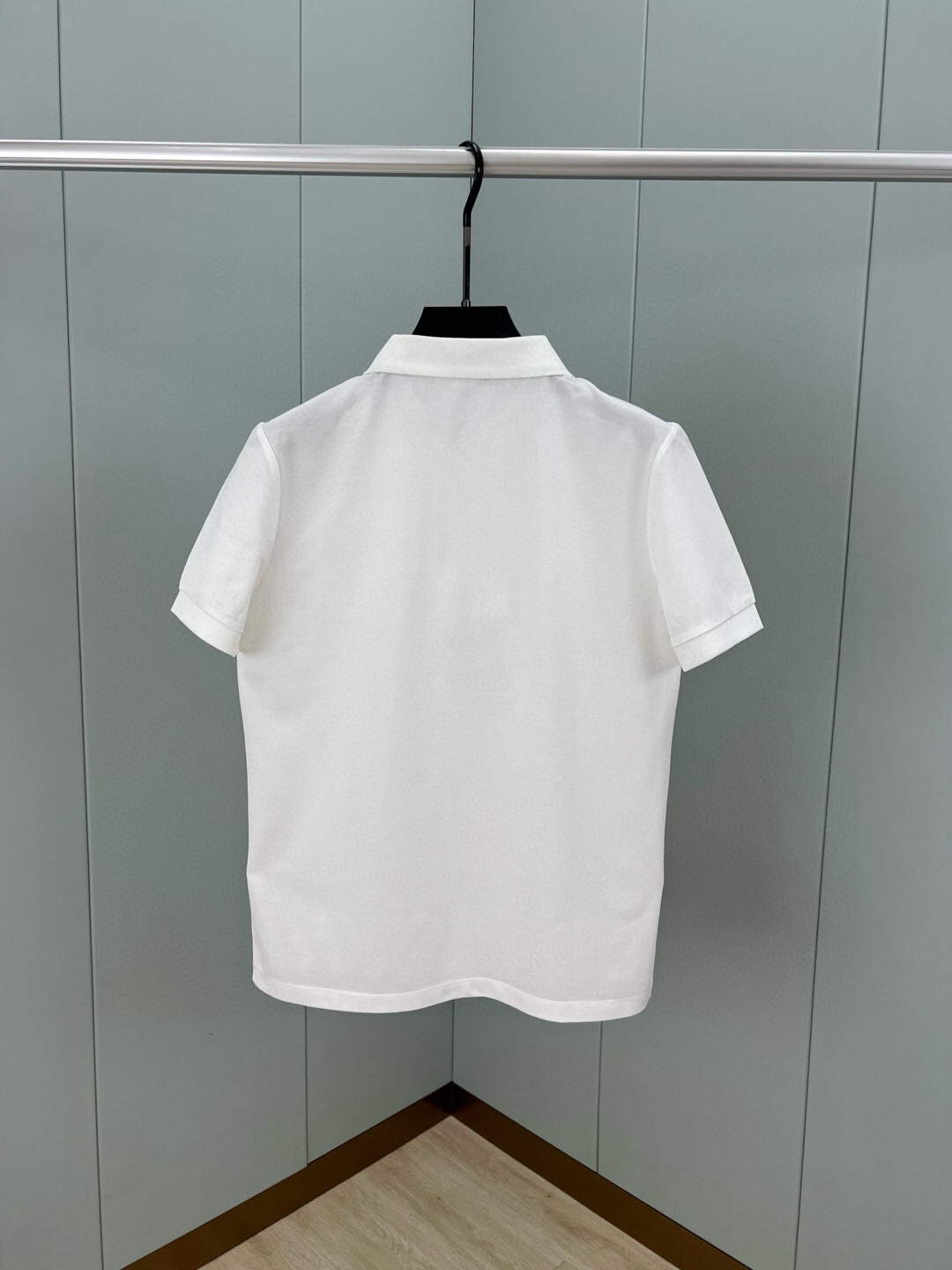 
Stefano Ricci·史蒂芬 25春夏新品金属标识Polo衫，领口饰有三扣门襟，定制60支双丝光