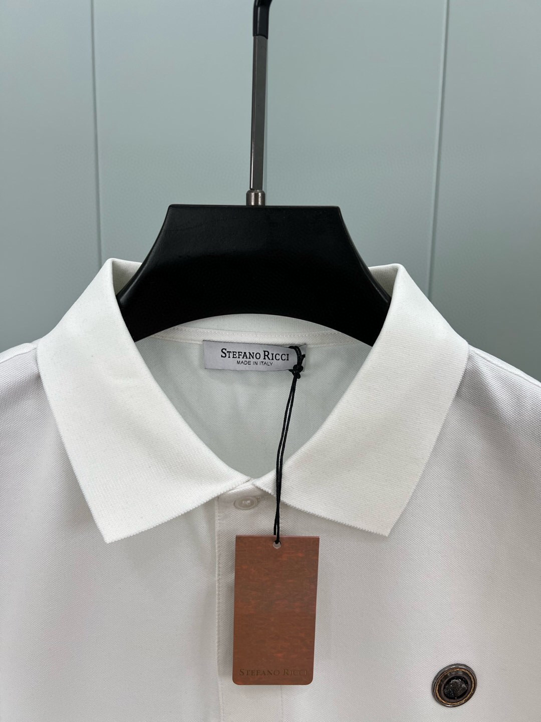 
Stefano Ricci·史蒂芬 25春夏新品金属标识Polo衫，领口饰有三扣门襟，定制60支双丝光