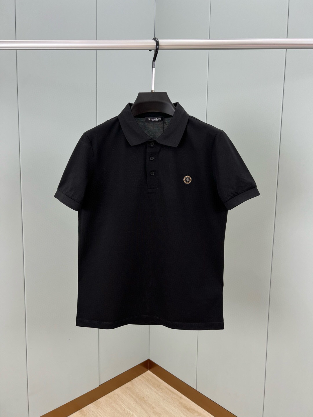 
Stefano Ricci·史蒂芬 25春夏新品金属标识Polo衫，领口饰有三扣门襟，定制60支双丝光