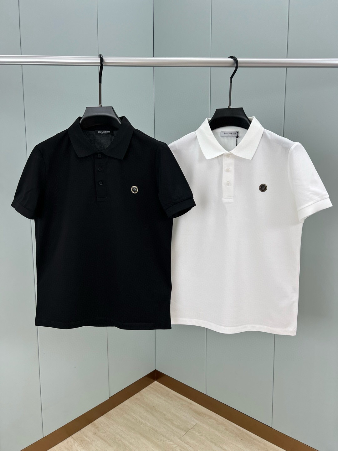 
Stefano Ricci·史蒂芬 25春夏新品金属标识Polo衫，领口饰有三扣门襟，定制60支双丝光