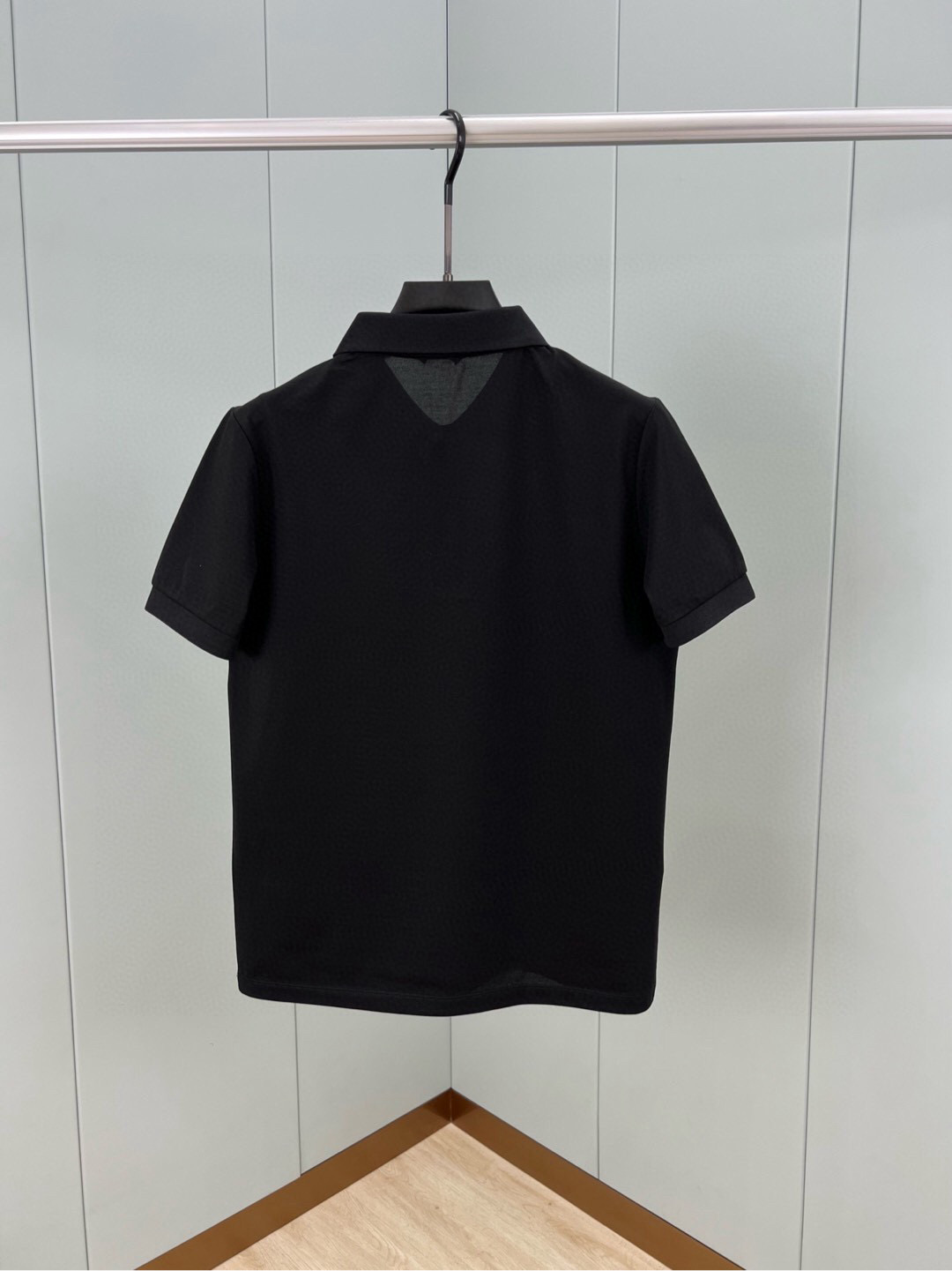 
Stefano Ricci·史蒂芬 25春夏新品金属标识Polo衫，领口饰有三扣门襟，定制60支双丝光
