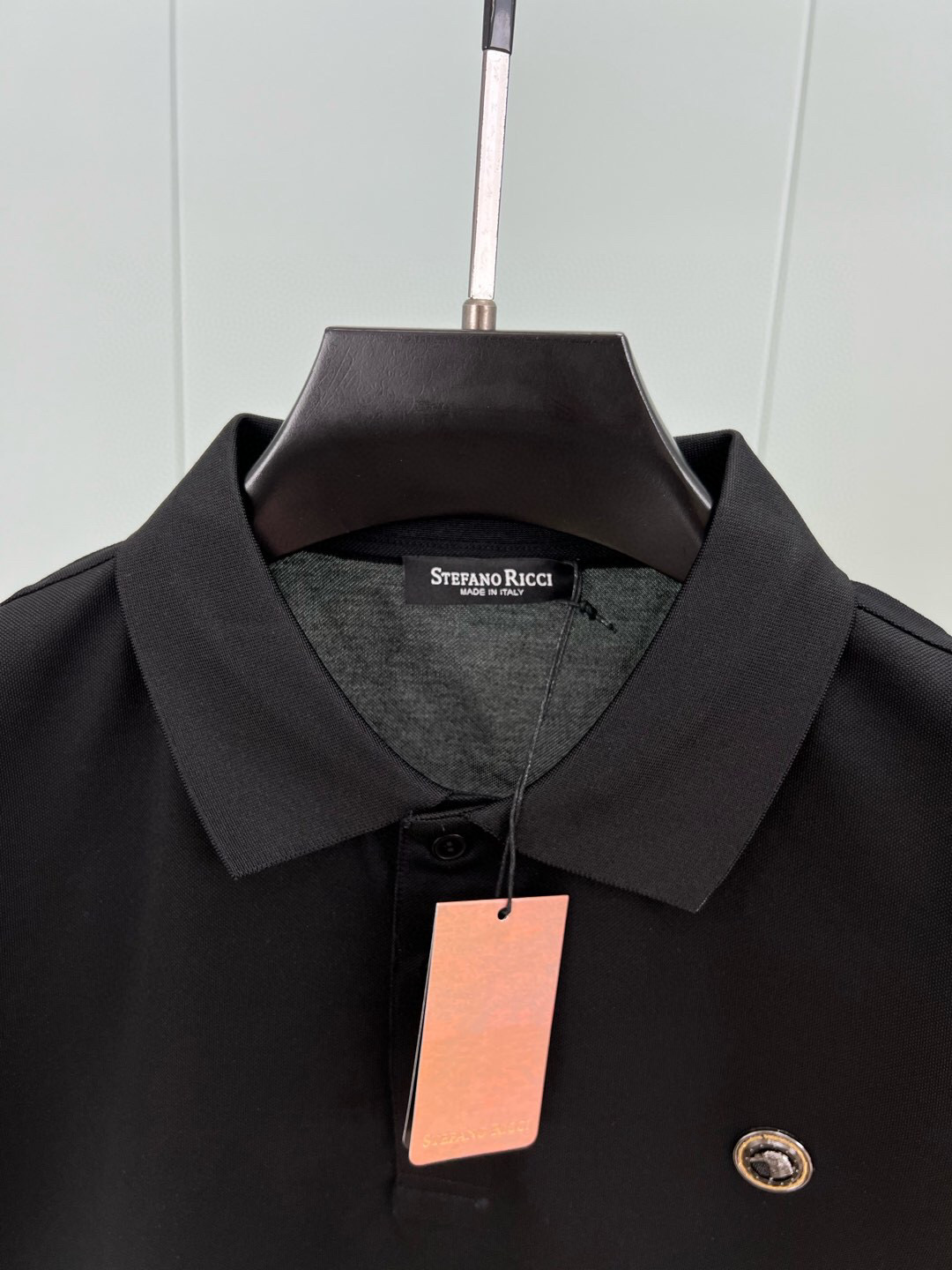 
Stefano Ricci·史蒂芬 25春夏新品金属标识Polo衫，领口饰有三扣门襟，定制60支双丝光