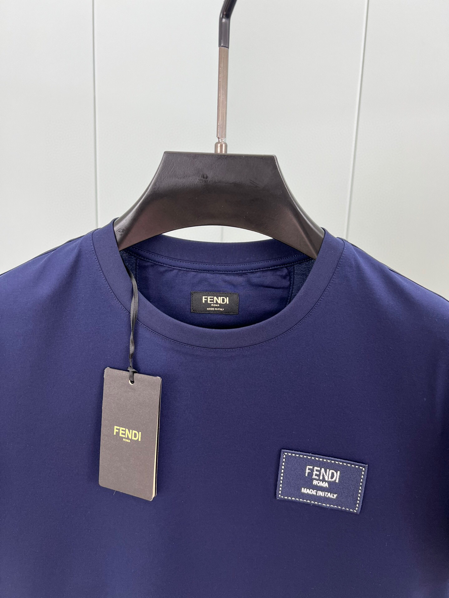 
FENDI 25春夏提花刺绣徽章短袖T恤，正面胸前饰有Fendi刺绣提花标牌设计，下脚缝有FENDI贴