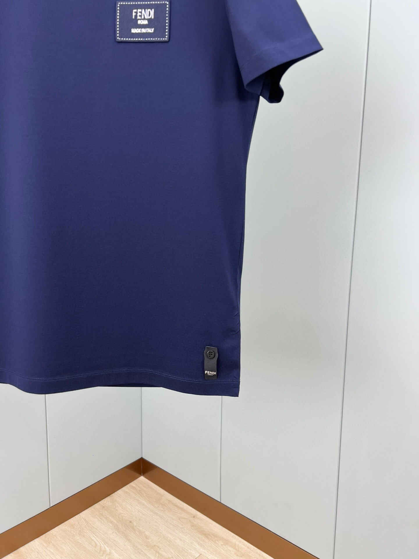 
FENDI 25春夏提花刺绣徽章短袖T恤，正面胸前饰有Fendi刺绣提花标牌设计，下脚缝有FENDI贴