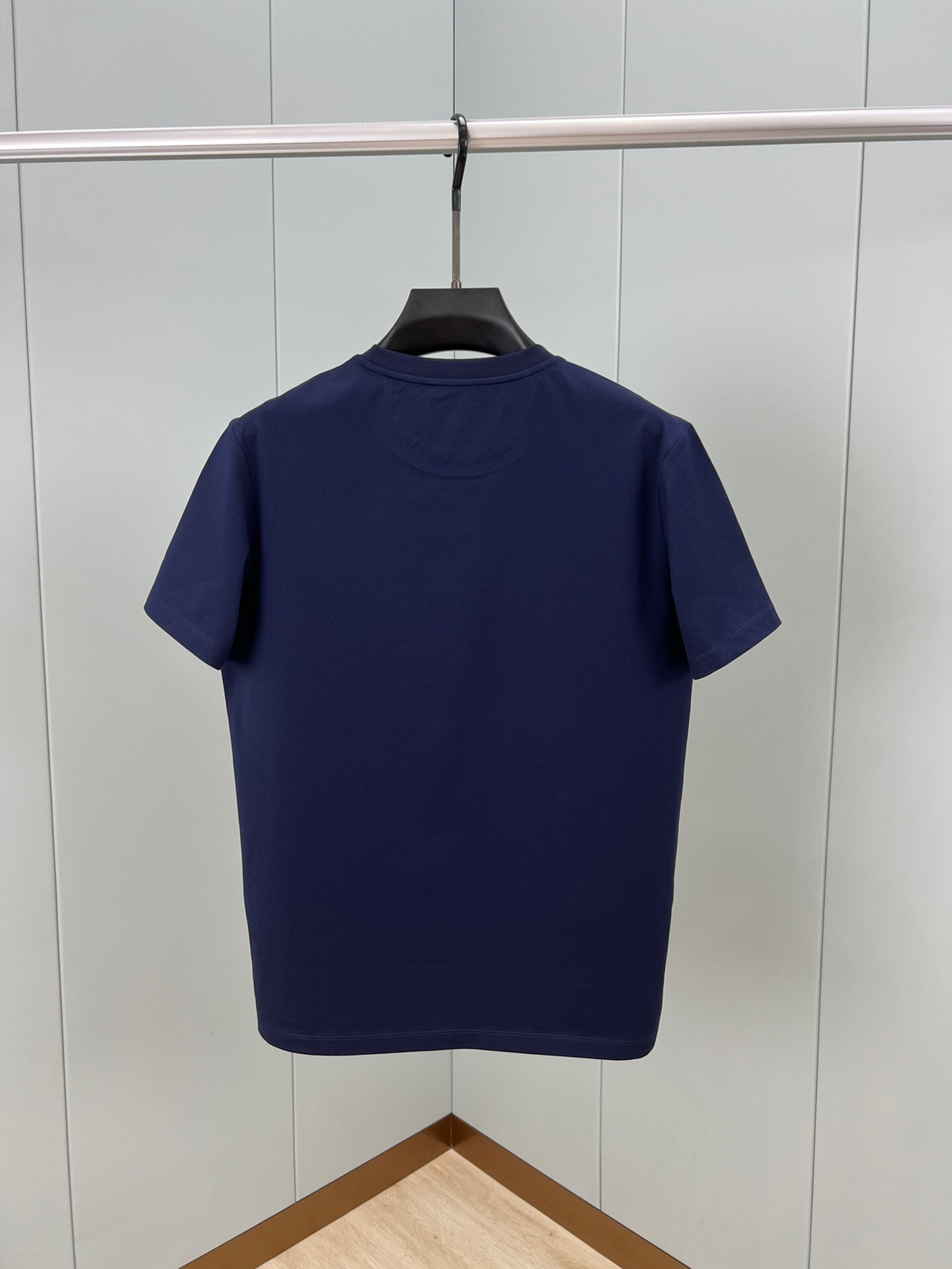 
FENDI 25春夏提花刺绣徽章短袖T恤，正面胸前饰有Fendi刺绣提花标牌设计，下脚缝有FENDI贴
