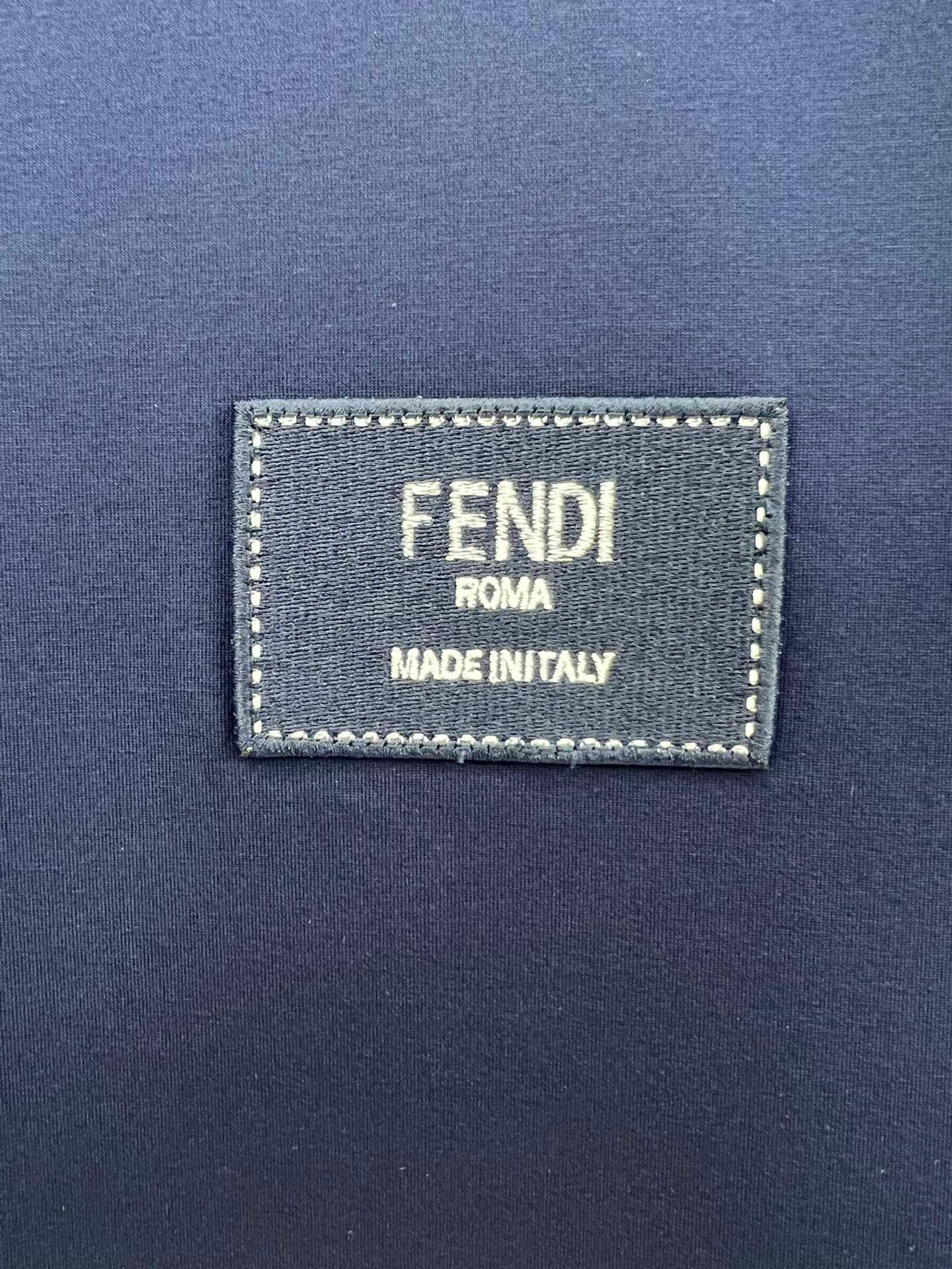 
FENDI 25春夏提花刺绣徽章短袖T恤，正面胸前饰有Fendi刺绣提花标牌设计，下脚缝有FENDI贴