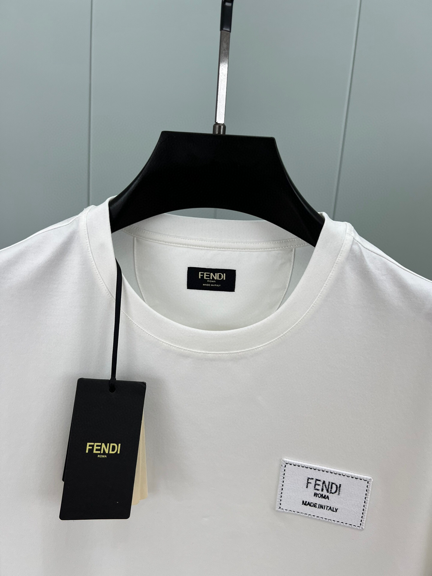 
FENDI 25春夏提花刺绣徽章短袖T恤，正面胸前饰有Fendi刺绣提花标牌设计，下脚缝有FENDI贴