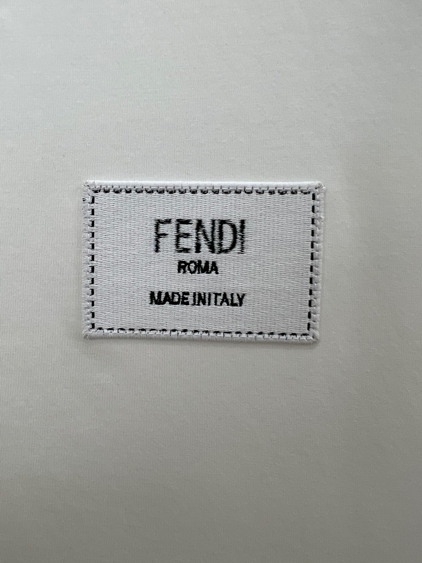 
FENDI 25春夏提花刺绣徽章短袖T恤，正面胸前饰有Fendi刺绣提花标牌设计，下脚缝有FENDI贴