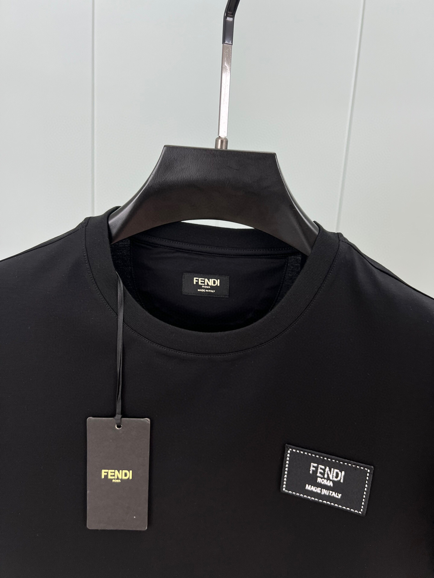 
FENDI 25春夏提花刺绣徽章短袖T恤，正面胸前饰有Fendi刺绣提花标牌设计，下脚缝有FENDI贴