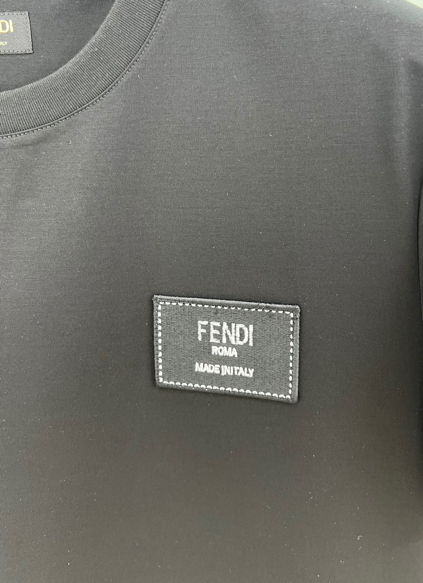 
FENDI 25春夏提花刺绣徽章短袖T恤，正面胸前饰有Fendi刺绣提花标牌设计，下脚缝有FENDI贴