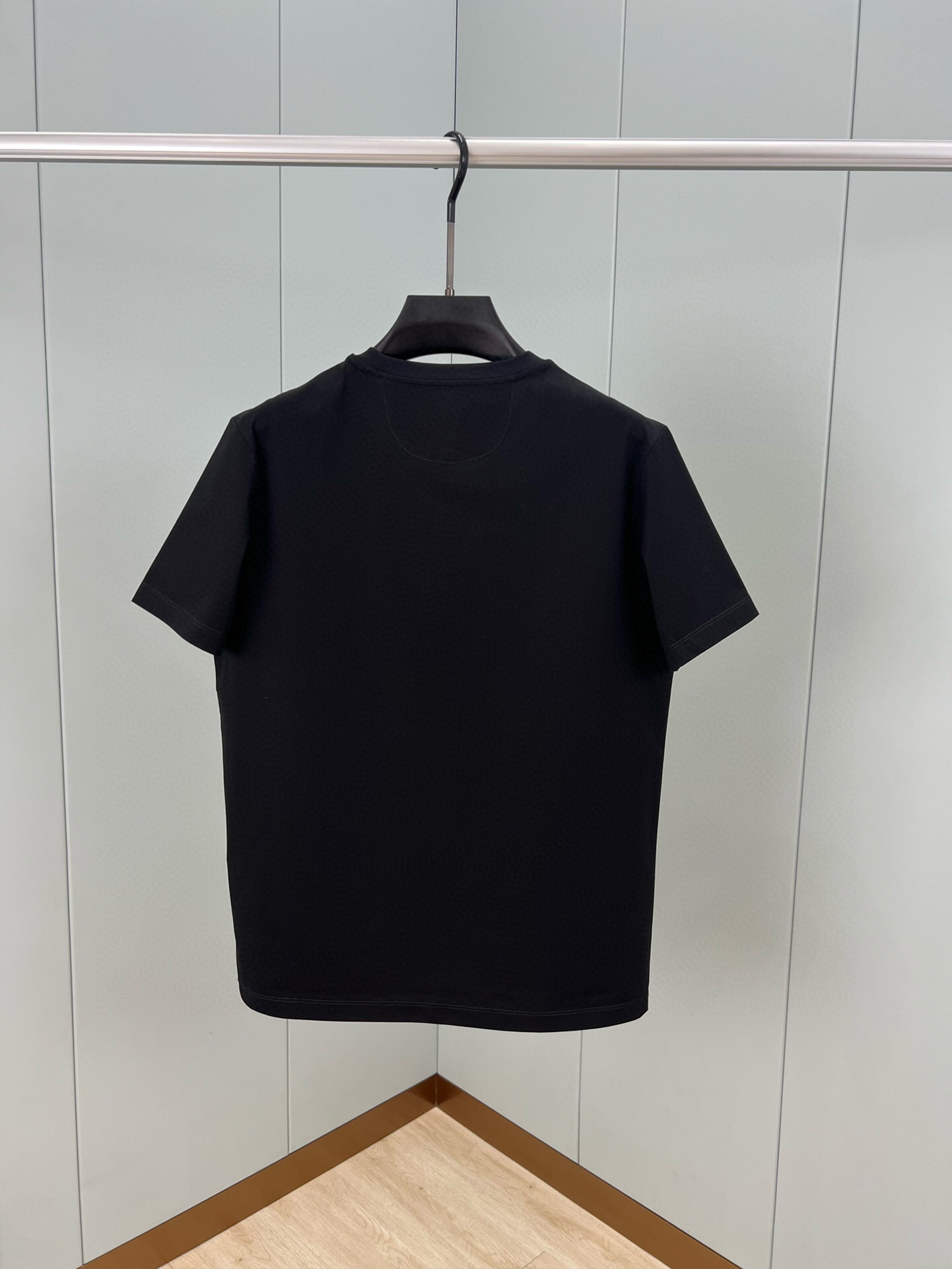 
FENDI 25春夏提花刺绣徽章短袖T恤，正面胸前饰有Fendi刺绣提花标牌设计，下脚缝有FENDI贴