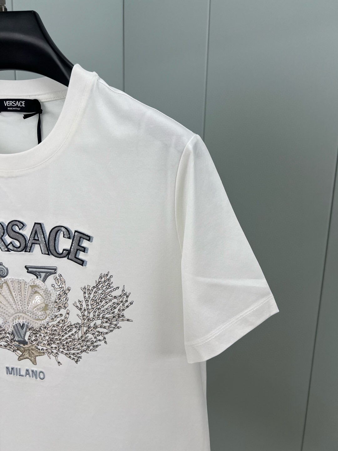 
Versace 男士University Coral刺绣圆领短袖T恤，正面饰有水生生物主题的学院风图案