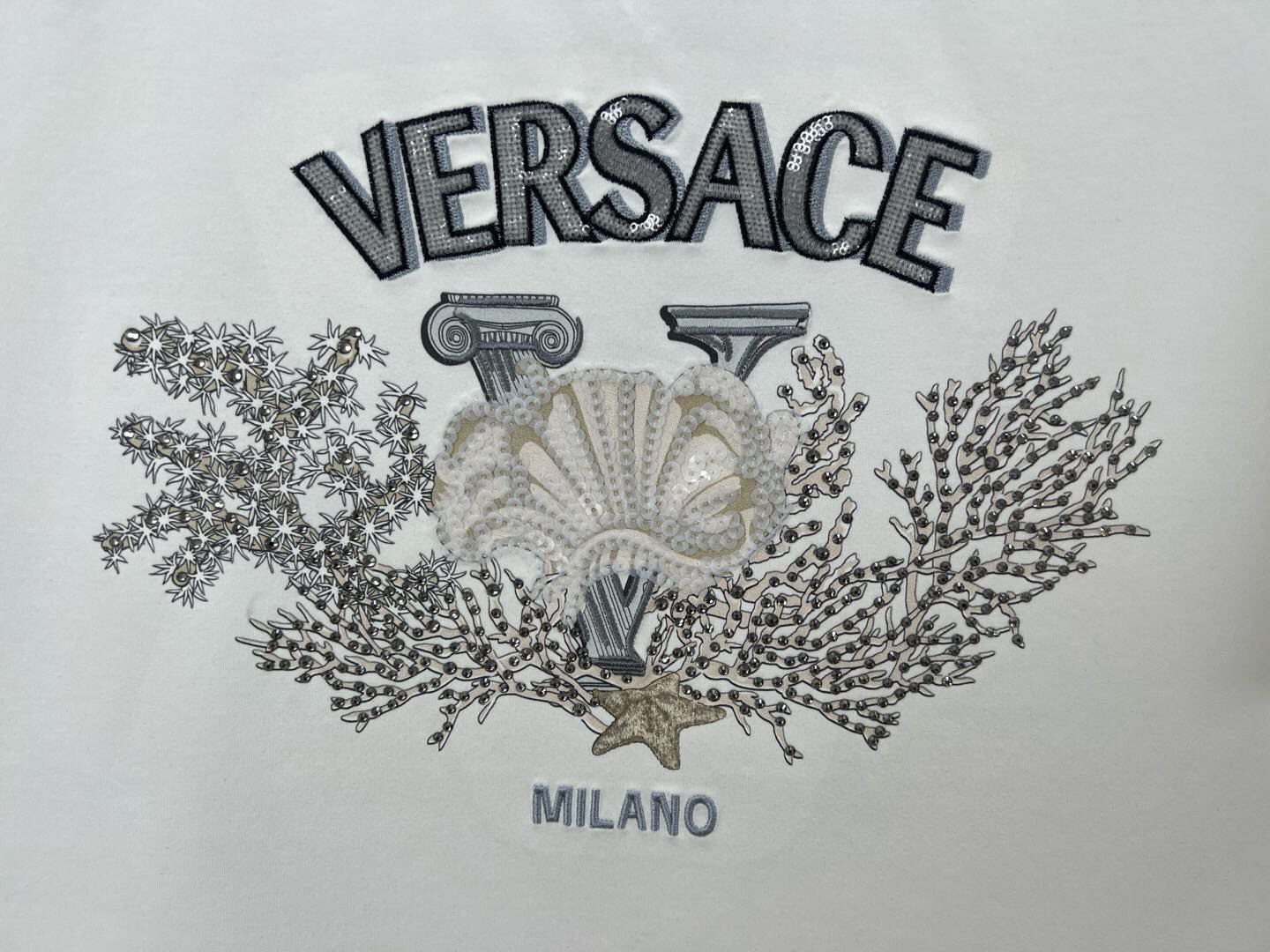 
Versace 男士University Coral刺绣圆领短袖T恤，正面饰有水生生物主题的学院风图案