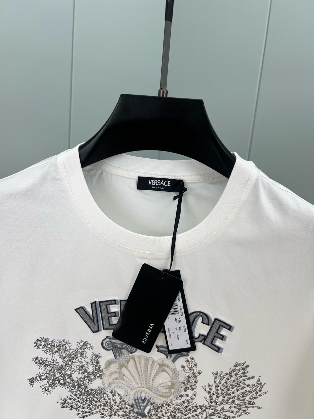 
Versace 男士University Coral刺绣圆领短袖T恤，正面饰有水生生物主题的学院风图案