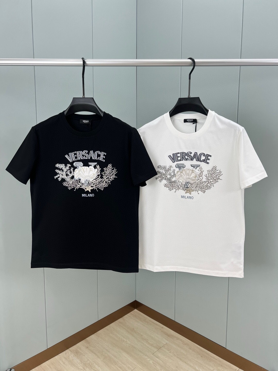
Versace 男士University Coral刺绣圆领短袖T恤，正面饰有水生生物主题的学院风图案