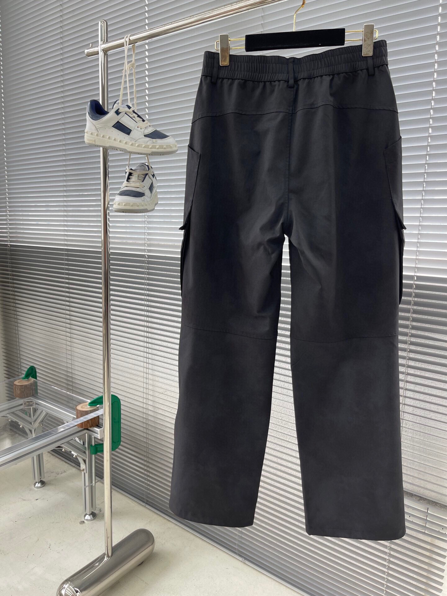 
Y-3春夏新款工装裤🆕采用优质面料，超级有质感舒适！两侧重工口袋装饰设计，后口袋设计十分抢眼，上身版型