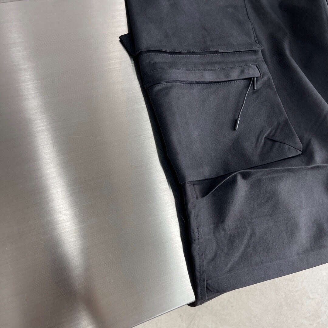 
Y-3春夏新款工装裤🆕采用优质面料，超级有质感舒适！两侧重工口袋装饰设计，后口袋设计十分抢眼，上身版型
