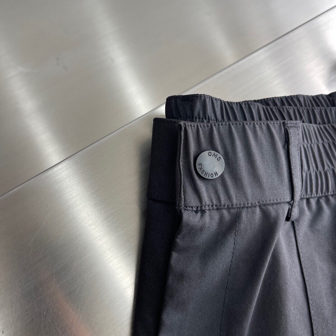 
Y-3春夏新款工装裤🆕采用优质面料，超级有质感舒适！两侧重工口袋装饰设计，后口袋设计十分抢眼，上身版型