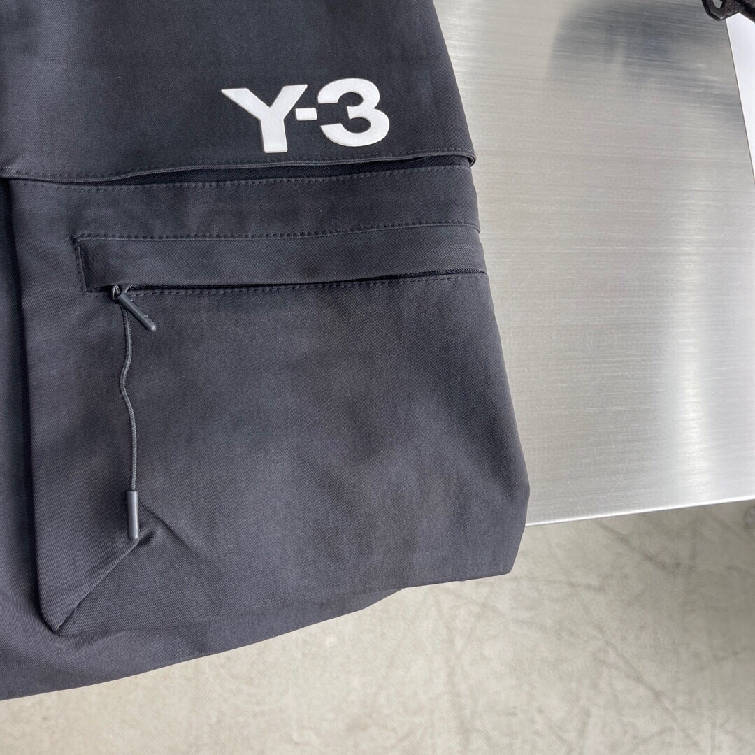 
Y-3春夏新款工装裤🆕采用优质面料，超级有质感舒适！两侧重工口袋装饰设计，后口袋设计十分抢眼，上身版型