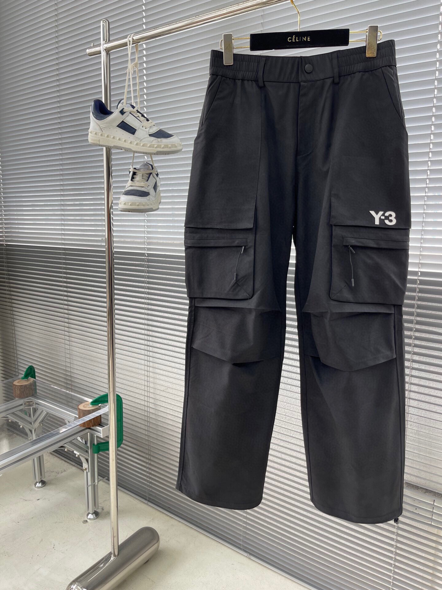 
Y-3春夏新款工装裤🆕采用优质面料，超级有质感舒适！两侧重工口袋装饰设计，后口袋设计十分抢眼，上身版型