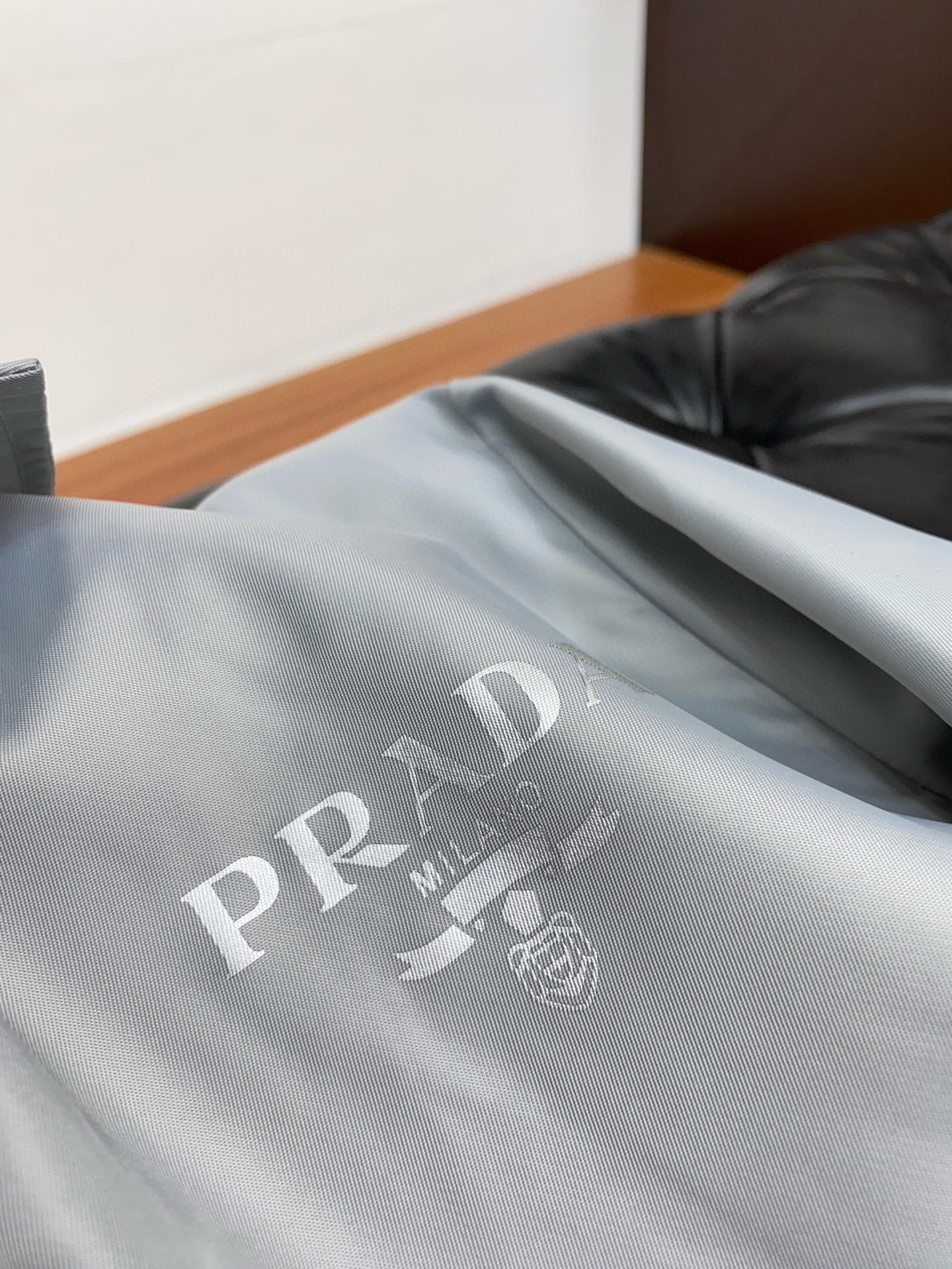 
🆕PRADA·普拉达 2025春季新款男士夹克翻领外套，原单三标齐全高端版本！拉链款式 高定专柜面料 