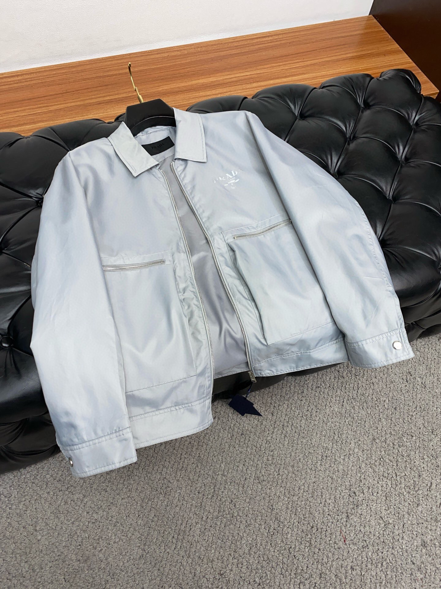 
🆕PRADA·普拉达 2025春季新款男士夹克翻领外套，原单三标齐全高端版本！拉链款式 高定专柜面料 