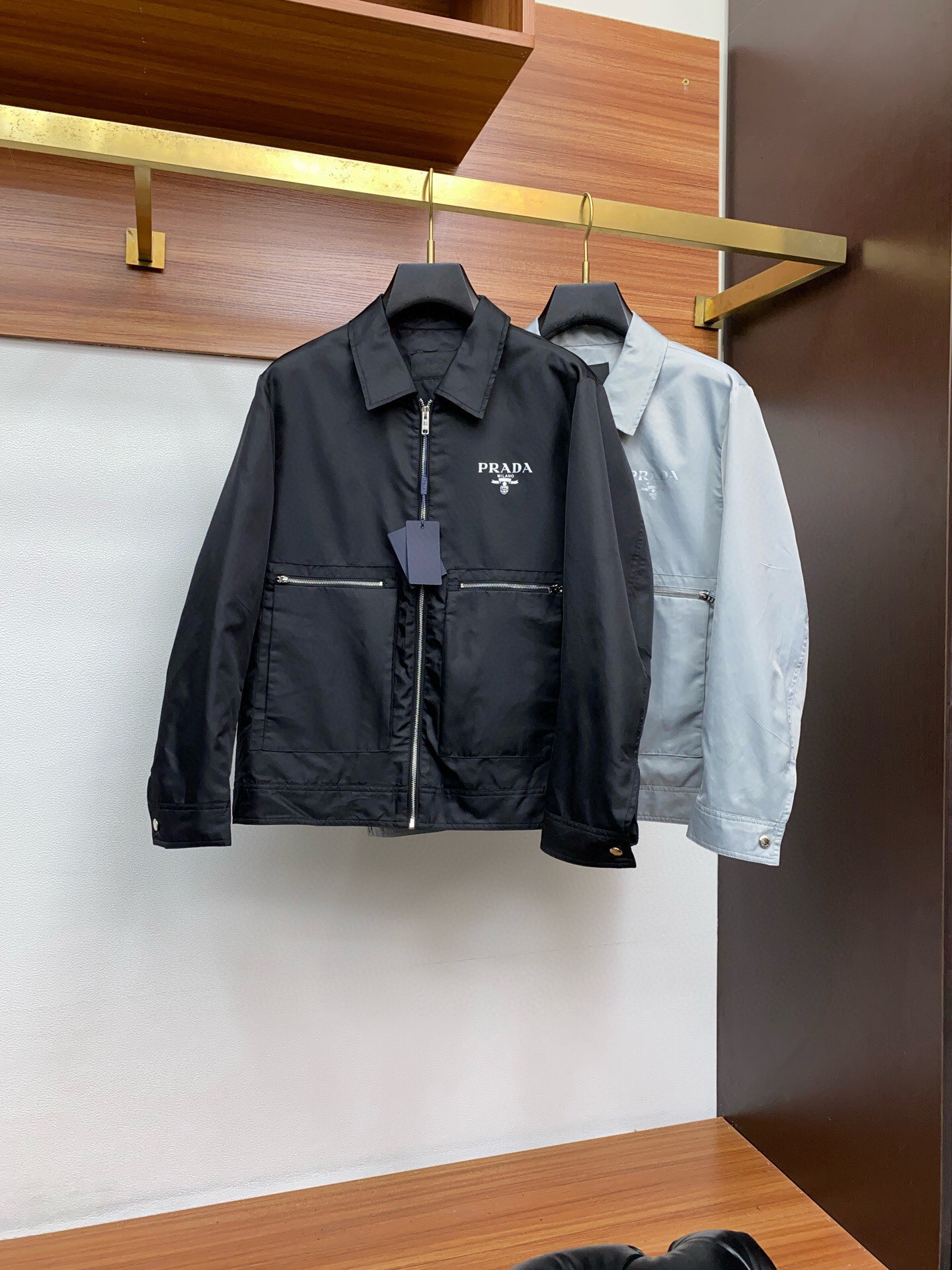 
🆕PRADA·普拉达 2025春季新款男士夹克翻领外套，原单三标齐全高端版本！拉链款式 高定专柜面料 