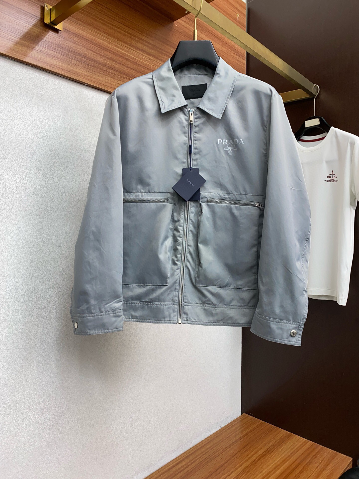 
🆕PRADA·普拉达 2025春季新款男士夹克翻领外套，原单三标齐全高端版本！拉链款式 高定专柜面料 