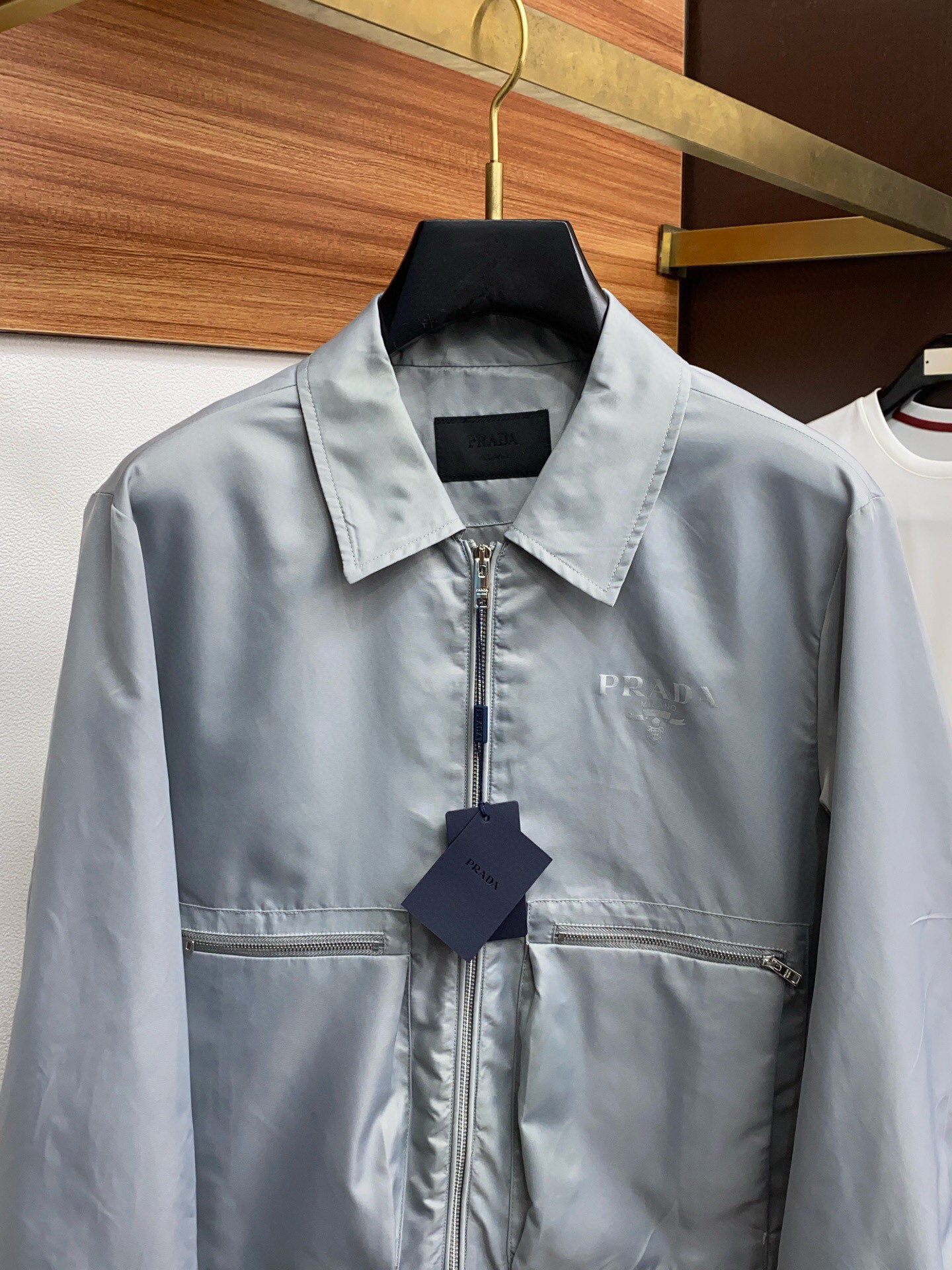 
🆕PRADA·普拉达 2025春季新款男士夹克翻领外套，原单三标齐全高端版本！拉链款式 高定专柜面料 