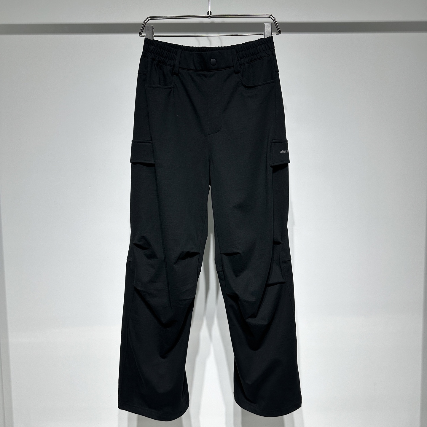 NO:123297,Alexander Wang 25 early spring new model, the most awesome Chinese designer, Mr. Wang!  !  Loose fit for the King sports casual pants!  !  !  Add three-dimensional pockets of tooling elements and three-dimensional offset printing technology of classic letter logo!  Elastic waist and trousers are elastic and adjustable!  !  The fabric is quite wide and stylish, three-dimensional tailored pure cotton material!  !  !  The knee rod design fabric has a certain drooping feeling!  !  In addition to his usual simple style and skillful use of Cashmere fabrics, he also shows his other side of the design to capture the latest trends!  !  !  And interpret and express in your own way. Although there is still a lack of expression strength!  !  But you can no longer be too demanding about the works designed by Ru!  !  !  The fact that Alexander Wang's clothes sell well in the market also shows that his designs are very suitable for consumers in real life. The same type of Alexander Wang brand clothing is even more popular than many big brands!  !  Color black Gray Size M-L-XL-XXL-XXXL L waist circumference 38, hip circumference 55, pants length 110 Refer to L-code data to choose the size that suits you!  ,alexander wang,alexander wang19860909Alexander Wang 25早春新款 华人最牛设计师王大人！！大王运动休闲裤宽松版型！！！加入工装元素立体口袋、经典字母logo立体胶印工艺！松紧腰头裤脚松紧可调节！！ 面料挺阔有型立体剪裁纯棉材质！！！膝盖打杆设计面料有一定垂感！！ 大王一贯的简洁风格和对开士米 (Cashmere) 面料的娴熟运用外,还展示了他另一面的设计才能抓住最新流行点！！！ 并以自己的方式诠释表达.虽然在表现力度上还有欠缺！！但是对于如设计出来的作品已经不能太过苛求了！！！亚历山大·王 (Alexander Wang) 的衣服在市场上卖得相当好的事实,也说明了他的设计很符合实际生活中消费者的需求.同样类型的亚历山大·王 (Alexander Wang) 品牌服装,甚至比很多大牌都更受欢迎！！ 颜色黑色 灰色 尺码M-L-XL-XXL-XXXL L腰围38、臀围55、裤长110 参考L码数据选择合适自己的尺码！,,alexander wang,alexander wang,Men's clothing