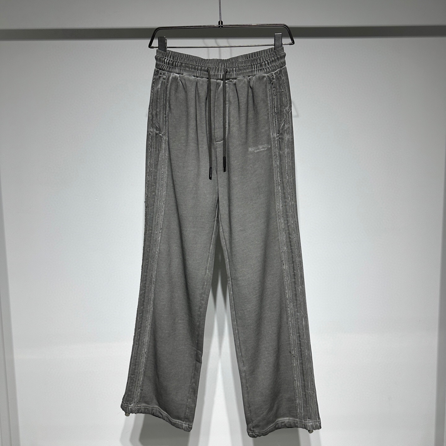 NO:123301,Alexander Wang 25 Spring New Style Sports Casual Pants, Mr. Wang, the most awesome Chinese designer!  !  !  Tie dye wash and scrub to make it old!  !  Classic letter logo embroidery craftsmanship!  The elastic waist design is made of wide and stylish three-dimensional tailoring pure cotton material!  !  !  Splicing design wash fabrics are not easy to fade!  In addition to his usual simple style and skillful use of Cashmere fabrics, he also shows his other side of the design to capture the latest trends!  !  !  And interpret and express in your own way. Although there is still a lack of expression strength!  !  But you can no longer be too demanding about the works designed by Ru!  !  !  The fact that Alexander Wang's clothes sell well in the market also shows that his designs are very suitable for consumers in real life. The same type of Alexander Wang brand clothing is even more popular than many big brands!  !  Color gray Size M-L-XL-XXL-XXXL L waist circumference 37, hip circumference 53, pants length 108 Refer to L-code data to choose the size that suits you!  ,alexander wang,alexander wang19860909Alexander Wang 25春新款 运动休闲裤华人最牛设计师王大人！！！扎染水洗磨砂做旧！！经典字母logo刺绣工艺！松紧腰头设计版型面料挺阔有型立体剪裁纯棉材质！！！拼接设计水洗面料不易褪色！ 大王一贯的简洁风格和对开士米 (Cashmere) 面料的娴熟运用外,还展示了他另一面的设计才能抓住最新流行点！！！ 并以自己的方式诠释表达.虽然在表现力度上还有欠缺！！但是对于如设计出来的作品已经不能太过苛求了！！！亚历山大·王 (Alexander Wang) 的衣服在市场上卖得相当好的事实,也说明了他的设计很符合实际生活中消费者的需求.同样类型的亚历山大·王 (Alexander Wang) 品牌服装,甚至比很多大牌都更受欢迎！！ 颜色灰色 尺码M-L-XL-XXL-XXXL L腰围37、臀围53、裤长108 参考L码数据选择合适自己的尺码！,,alexander wang,alexander wang,Men's clothing