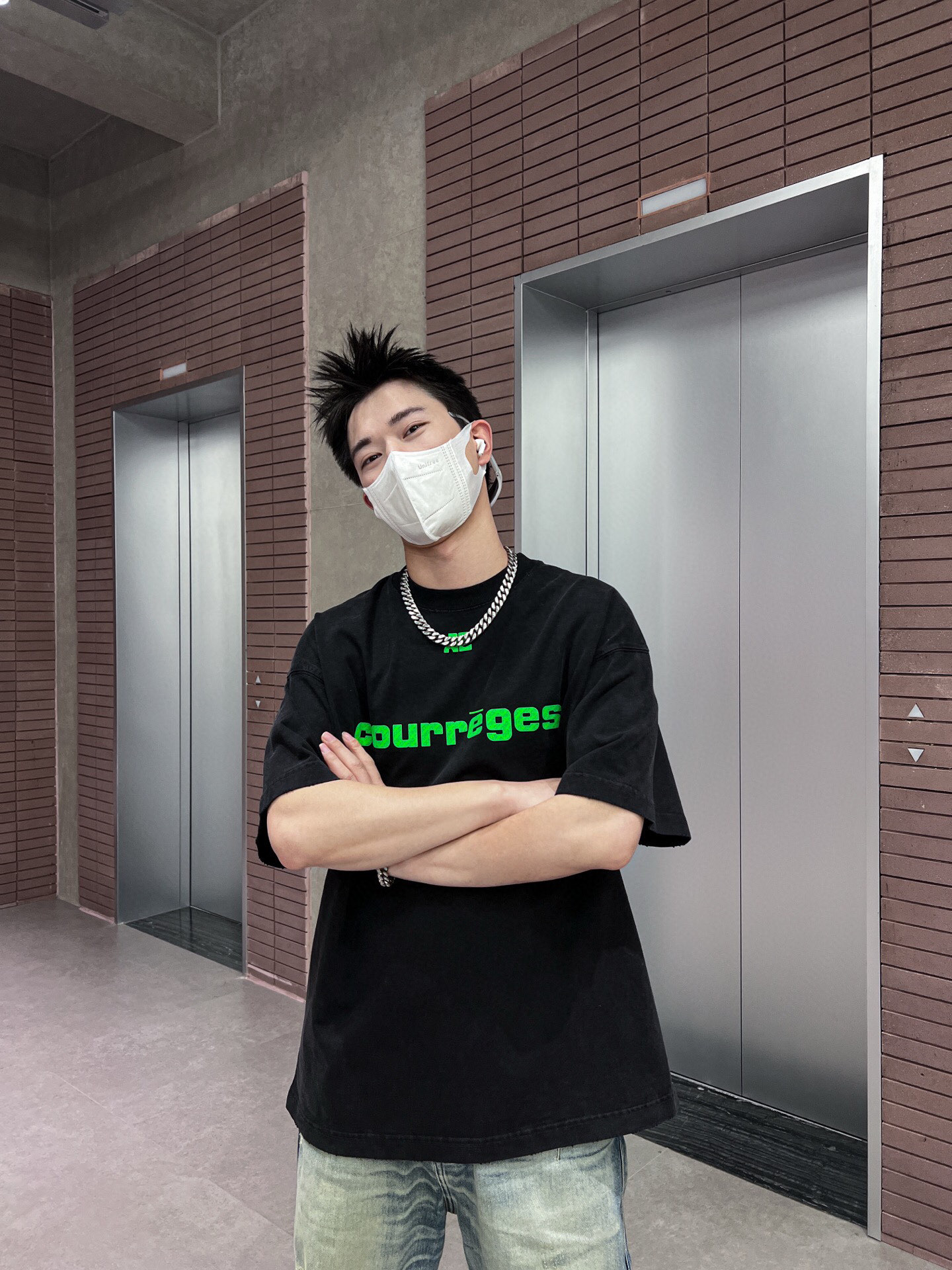 NO:123296,Brand COURREGES quarterly spring and summer 2025 color black white size S-XXL loose version short sleeve T weight 390 grams ingredient cotton craft laser hot puff P.S high gram weight loose puff design fashionable and casual front logo laser hot puff craft The use of contrasting colors adds summer vitality Matched with leather card decoration on the back versatile outing style, T-shirt, alexander wang19860909品牌COURREGES 季度2025春夏 颜色黑色 白色 尺码S-XXL 版型宽松版 短袖T 重量390克 成分棉 工艺激光烫花 P.S高克重宽松版型设计时尚休闲 前幅logo做激光烫花工艺 撞色的运用增添了夏日活力 搭配后背的皮牌装饰 百搭的出街款,,T-shirt,alexander wang,Men's clothing