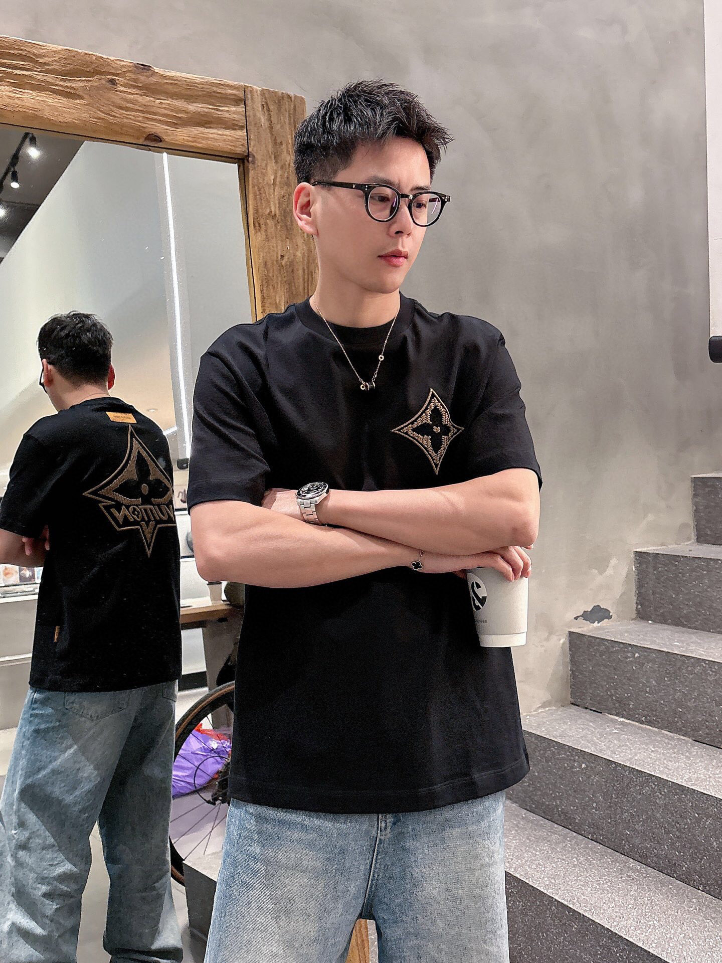 NO:123304,2025 Spring and Summer Series H8006 1. Color black, white, iron gray 2. Size: M-5XL 3. Stylish: Micro-wide short-sleeved T 4. Ingredients: Trendy cotton plain fabric, 245 grams, pure cotton, crisp and stylish, skin-friendly and comfortable to wear. 5. The process is made of super heavy industry texture, hollow ten thousand needle three-dimensional embroidery, the front and back pattern is iconic logo, classic and versatile, T-shirt, alexander wang198609092025年春夏系列 H8006 1.颜色黑色 白色 铁灰 2.尺码:M-5XL 3.版型:微阔短袖T 4.成份:潮棉平纹面料,245克重,纯棉,手感挺括有型,穿着亲肤舒适. 5.工艺工艺做的是超重工肌理性中空万针立体刺绣,前后幅图案标志性logo,经典百搭,,T-shirt,alexander wang,Men's clothing