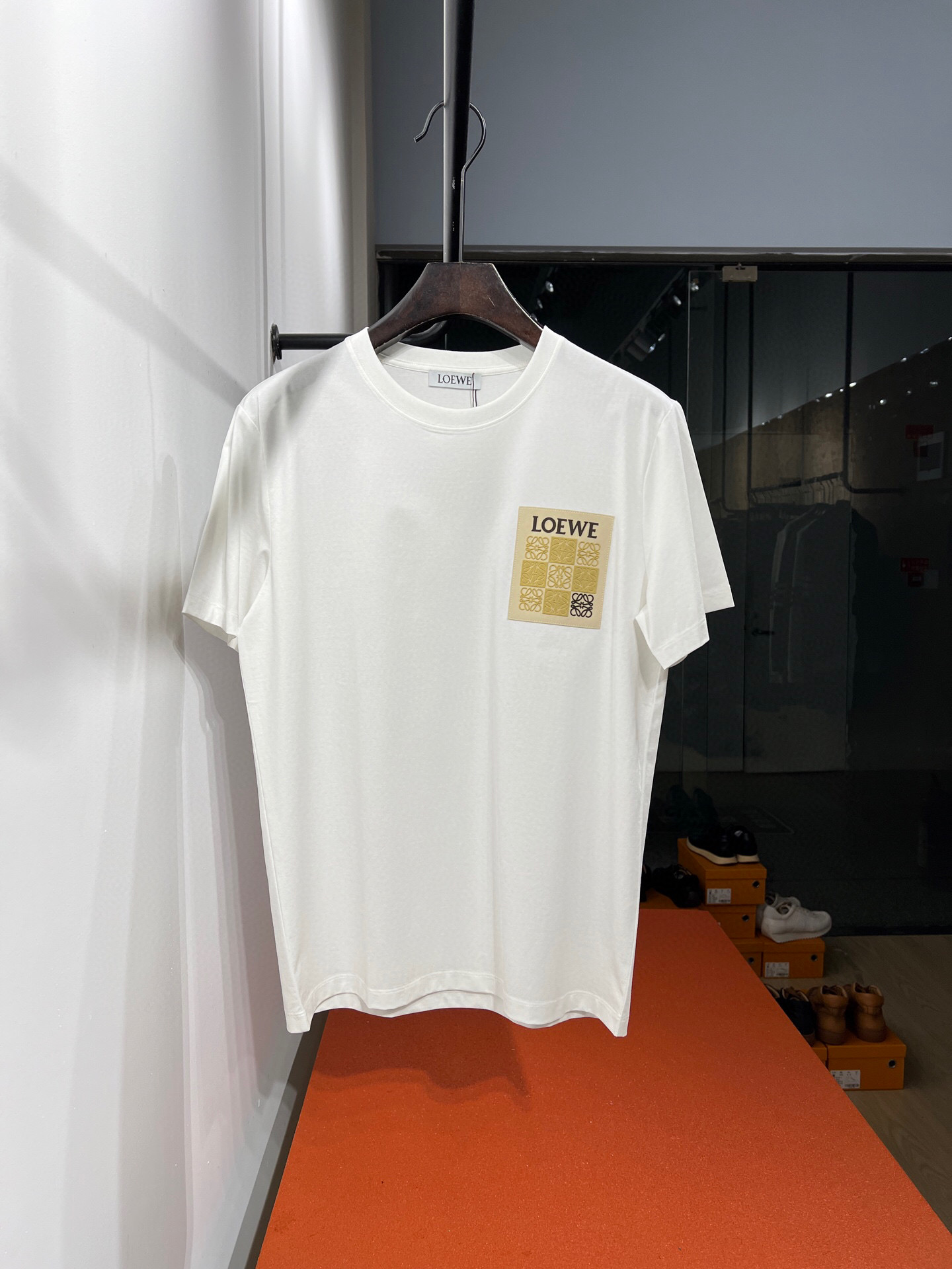 NO:123310,【25 new model】LOE*E Luo*Wei 2025 new high-end mercerized cotton short-sleeved T-shirt…the design never stops, heavy industry craft short-sleeved T-shirt!  The material is made of double-stranded yarn long cotton, and the twill fabric is elastic and zero-restrained, making it more comfortable to wear in daily life. Anti-wrinkle fabric protects your elegance. The embroidery on the chest can not only create a casual look but also echoes the brand image design, adding a sense of fashion to the overall look!  Prepared clothes have a high sense of quality and are exquisite and stylish!  !  !  Perfect match for spring and summer, full of details!  High-standard processing and production by large factories. If you have the right clothes, you should act quickly!  M-3XL. Black, white M bust 98 shoulder width 42 clothes length 68 other bust circumferences are L/104 XL/110 XXL/114 3Xl/120, loewe, T-shirt,tees, t-shirt,alexander wang19860909【25新款】LOE*E 罗*微2025新款高端丝光棉短袖T恤…设计也永不停止,重工工艺短袖T恤！物料选用双股纱长绒棉,斜纹面料带弹零束缚、日常穿着更加舒适,抗皱面料守护你的优雅,胸前刺绣不仅能营造随性感还与品牌形象设计相呼应,让整体造型增添时尚感！成衣品质感极高 精致有型！！！ 春夏完美搭配 细节满分！大厂高规格加工制作 有衣品的你赶快行动吧！ M-3XL. 黑色,白色 M胸围98 肩宽42 衣长68 其他胸围分别是L/104 XL/110 XXL/114 3Xl/120,,loewe,T-shirt,tees，t-shirt,alexander wang,Men's clothing