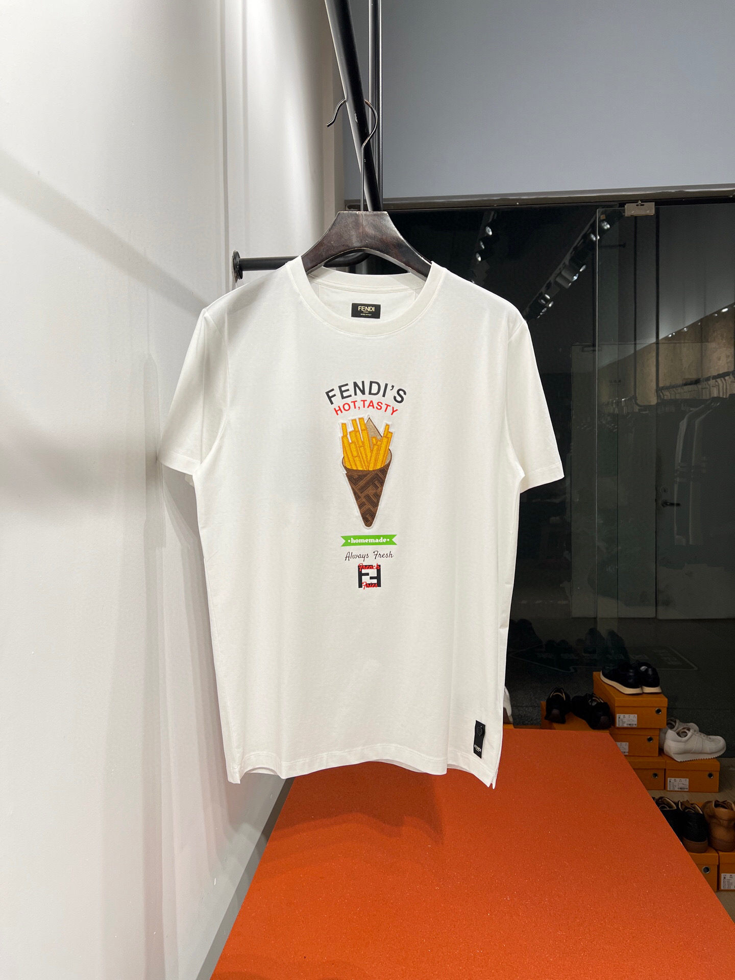 
     【25年春夏新款】FD时尚刺绣新潮T恤.内搭单穿的时尚好伴侣🔛渠道精品.2025春夏🆕Fe*