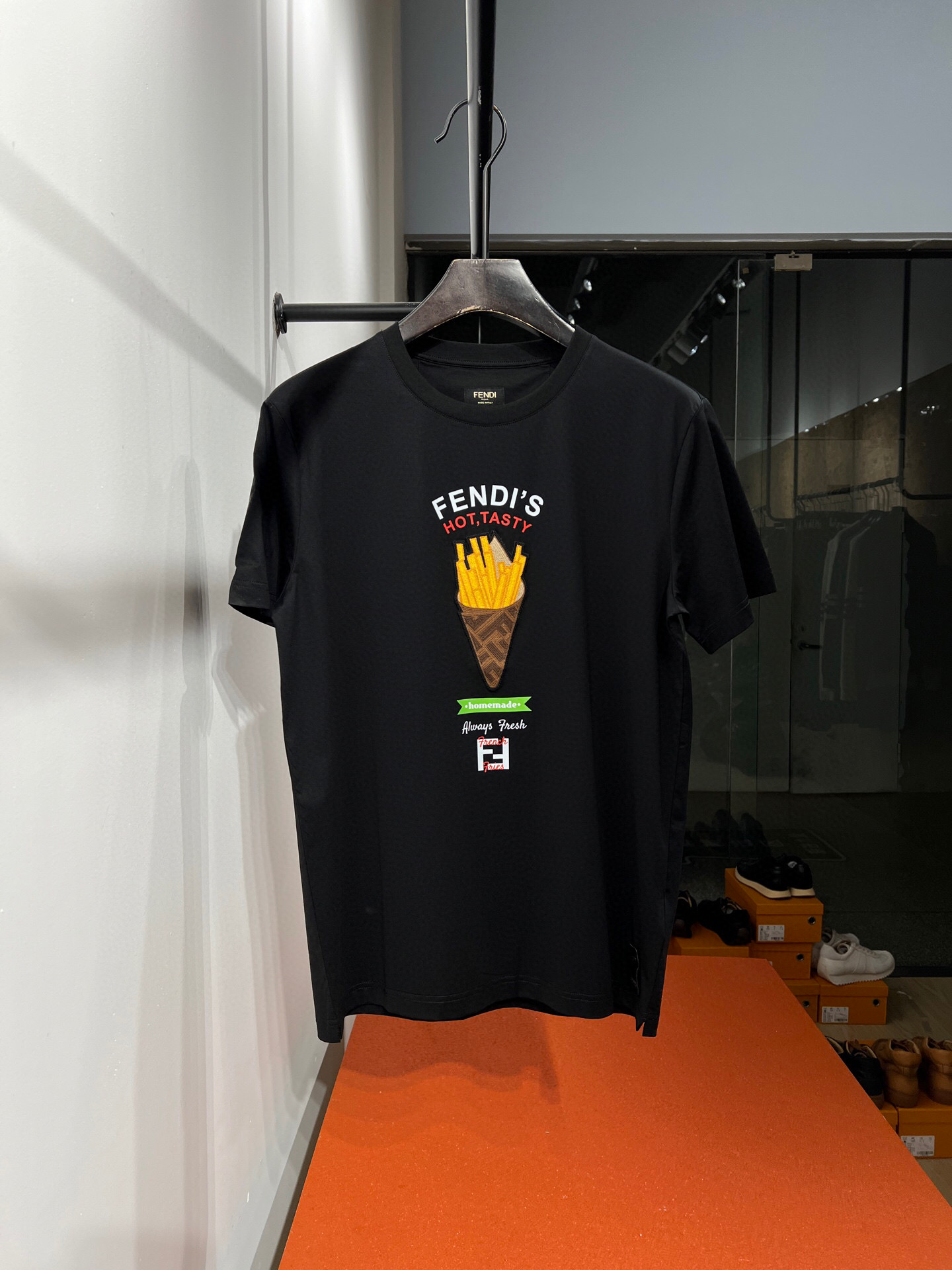 
     【25年春夏新款】FD时尚刺绣新潮T恤.内搭单穿的时尚好伴侣🔛渠道精品.2025春夏🆕Fe*