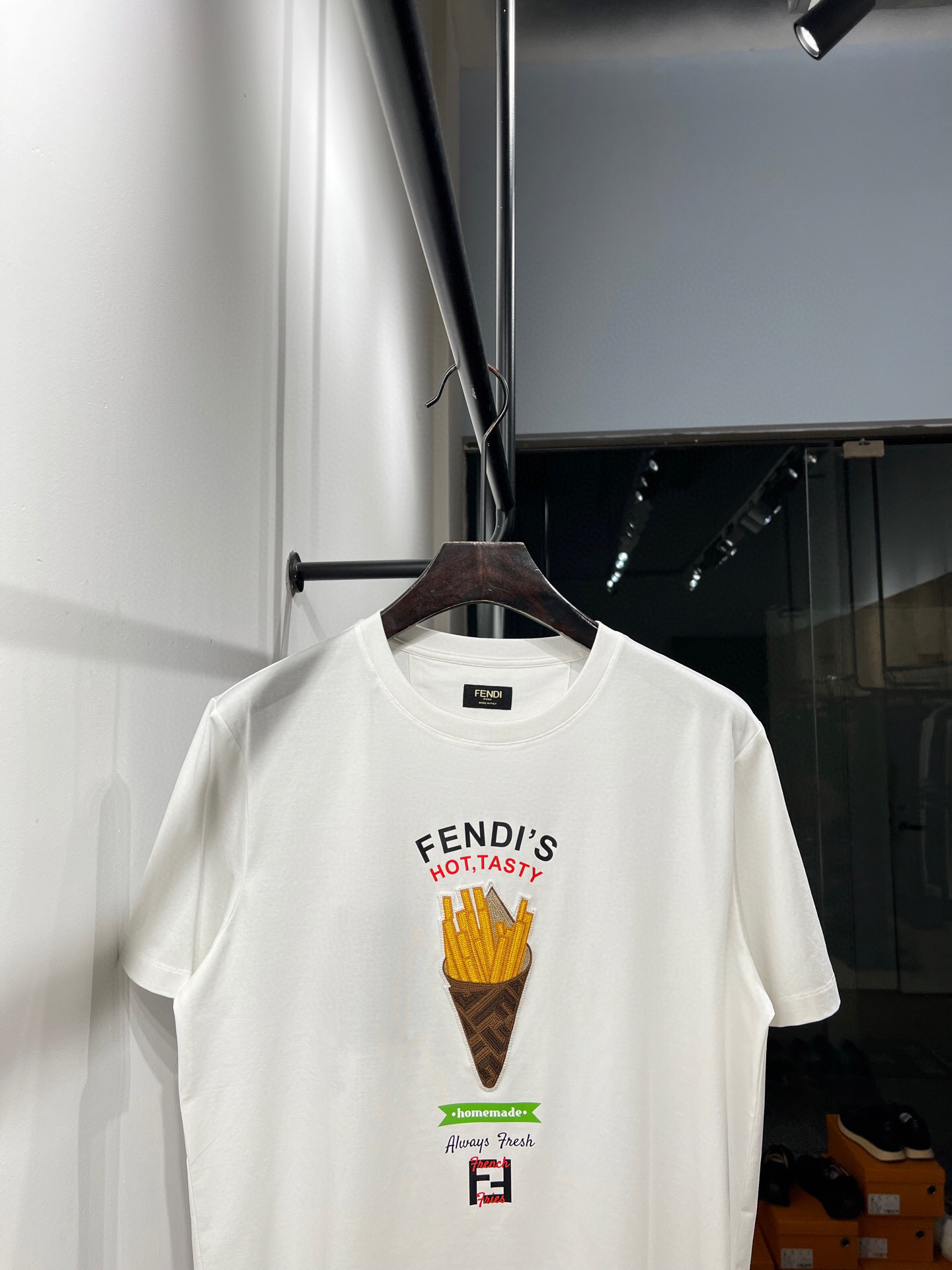 
     【25年春夏新款】FD时尚刺绣新潮T恤.内搭单穿的时尚好伴侣🔛渠道精品.2025春夏🆕Fe*