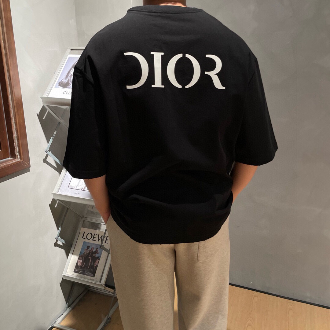 PZD\n新款Dior，logo图案春夏新款打底短袖，采用舒适透气面料，潮流搭配，顶级的做工，高端品质！男女同款。尺码：XS-XL