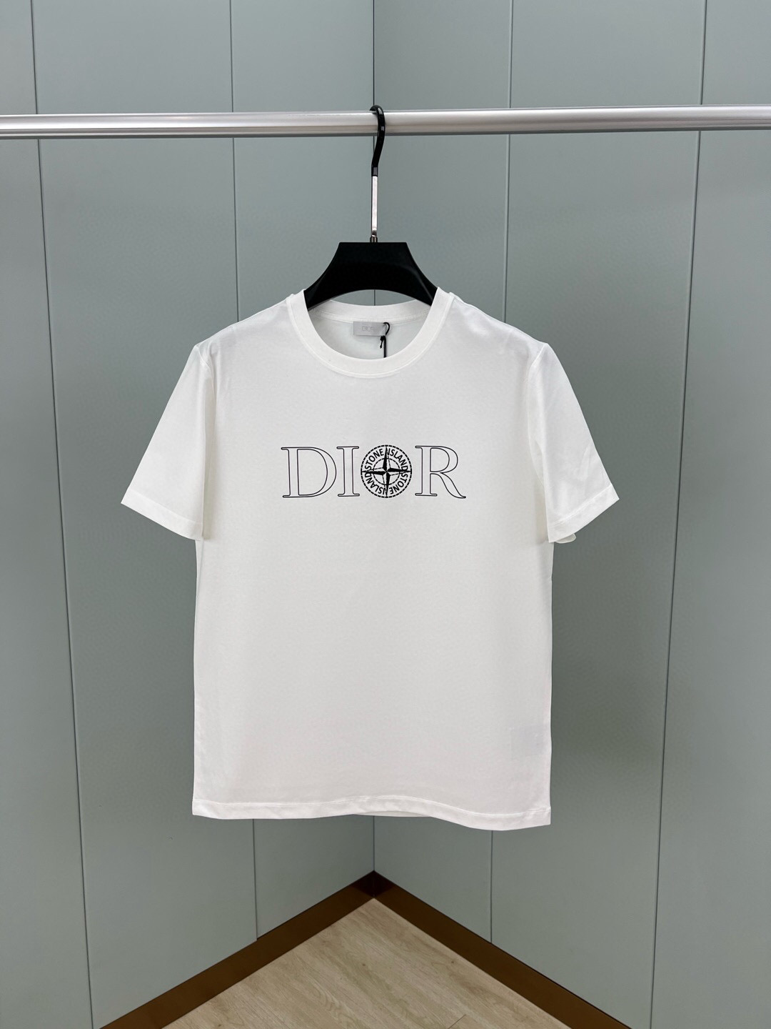 P\nDIOR STONE ISLAND.迪奥石头岛联名 春夏新品Dior Archives Labels印花标识短袖T恤，正面饰以D印花重新诠释Dior标签设计。采用定制支双股丝光棉面料；黑色 白色 M-XXXL（可定制XL、XL）