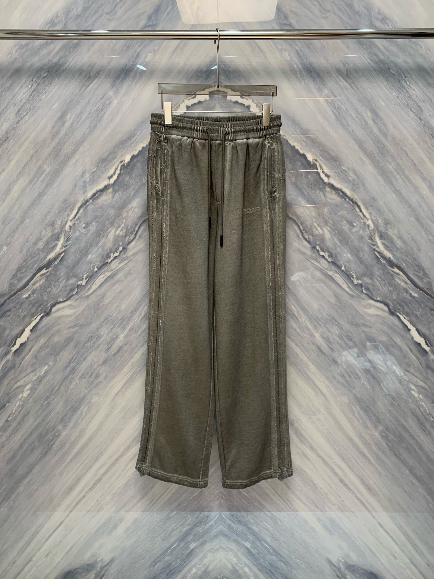 NO:131440,The 25 counters are synchronously washed and made old King fashion casual pants, which combine comfort and trendy designs to show unique taste and personality charm. This King King casual pants show the brand's unique style in details. The high-waist design is paired with an elastic waistband to provide a comfortable wearing experience and modify the waistline. The oblique socket pockets on both sides are not only practical, but also add an overall sense of layering. The decorative zipper design on both sides of the trouser legs adds a sense of fashion and dynamic. High-quality blended fabrics, combined with cotton and elastic fibers, ensure the softness and breathability of the pants. The fabric has good elasticity and wear resistance, and you won't feel uncomfortable when worn for a long time. After special treatment, the fabric presents a natural texture effect, adding a retro charm  The loose straight-leg design not only retains the classic elements of traditional casual pants, but also incorporates the modern and fashionable tailoring concept. This style not only modifies the leg lines, but also provides sufficient space for movement, suitable for various daily wear needs. Whether worn alone or as part of the suit, it can be easily controlled and shows a unique fashion attitude. Color: Waist circumference (M-3XL) M: Waist circumference 70-74 Hips circumference 112 Trousers 106 L: Waist circumference 74-78 Hips circumference 114 Trousers 107 XL: Waist circumference 78-82 Hips circumference 116 Trousers 108 XXL: Waist circumference 82-86 Hips circumference 118 Trousers 109 XXXL: Waist circumference 86-90 Hips circumference 119 Trousers 110,,alexander wang,alexander wang1986090925柜台同步水洗做旧大王时尚休闲裤,融合舒适与潮流设计的单品,展现独特品味与个性魅力,这款大王休闲裤在细节上展现了品牌的独特风格.高腰设计搭配松紧腰带,提供舒适的穿着体验,同时修饰腰部线条.两侧的斜插口袋不仅实用,还增加了整体的层次感.裤腿两侧的装饰性拉链设计,增添了一份时尚感和动感 选用高品质的混纺面料,结合棉和弹性纤维,确保了裤子的柔软度和透气性.面料具有良好的弹性和耐磨性,长时间穿着也不会感到不适.经过特殊处理,面料呈现出自然的纹理效果,增添了一份复古韵味 采用宽松直筒版型设计,既保留了传统休闲裤的经典元素,又融入了现代时尚的剪裁理念.这种版型不仅能够修饰腿部线条,还能提供充足的活动空间,适合各种日常穿搭需求.无论是单穿还是作为套装的一部分,都能轻松驾驭,展现出独特的时尚态度. 颜色:水洗灰 尺寸(M-3XL) M码:腰围70-74 臀围112裤长106  L码:腰围74-78 臀围114裤长107  XL码:腰围78-82 臀围116裤长108  XXL码:腰围82-86 臀围118裤长109  XXXL码:腰围86-90 臀围119裤长110,,alexander wang,alexander wang,Men's clothing