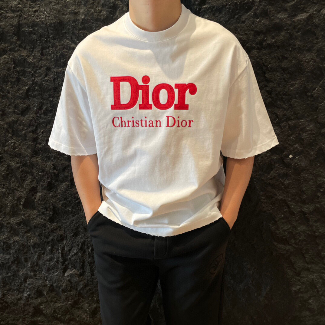 P\n新款Dior，logo图案春夏新款打底短袖，采用舒适透气面料，潮流搭配，顶级的做工，高端品质！男女同款。尺码：XS-XL