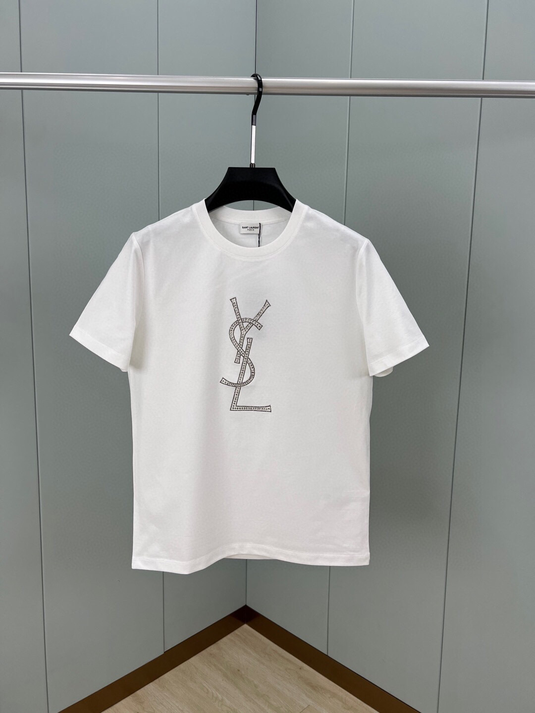 P\nSaint Laurent.圣罗兰 春夏新品品牌经典YSL嵌饰水晶标识短袖T恤，定制支股纱纯棉面料；黑色 白色 M～XXXL