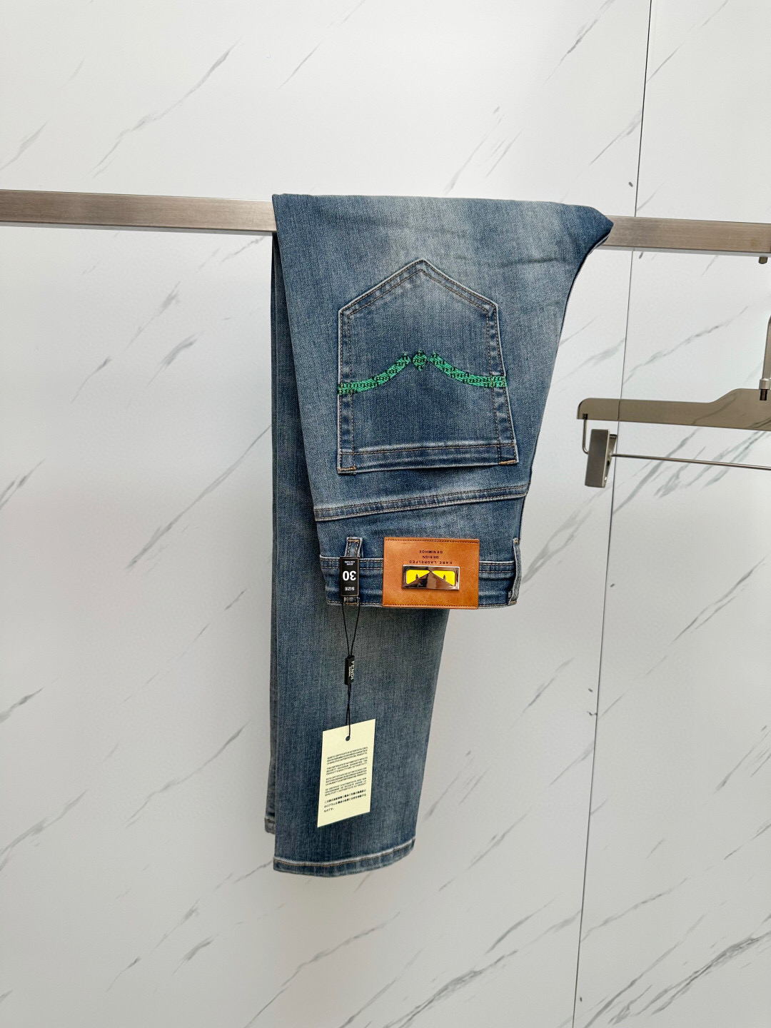 NO:131401,FD official website counter is available simultaneously, original singles, super stylish jeans, customized original washing denim fabric, unique design, top-grade printed craft letter pattern logo, original hardware and auxiliary decoration, extremely superior jeans, the materials and craftsmanship are extremely luxurious and exquisite, extremely high-end, handsome and stylish, recommended, digits 29-36, jeans, alexander wang19860909FD 官网专柜同步有售,原单狠货,超级有范儿的一款牛仔裤,定制原版水洗牛仔面料,独特设计,顶级印花工艺字母图案logo,原版五金辅料装饰,极为翘楚的一款牛仔裤,用料与工艺都极致奢华精湛,档次极高,上身帅气有型,推荐,码数29—36,,jeans,alexander wang,Men's clothing