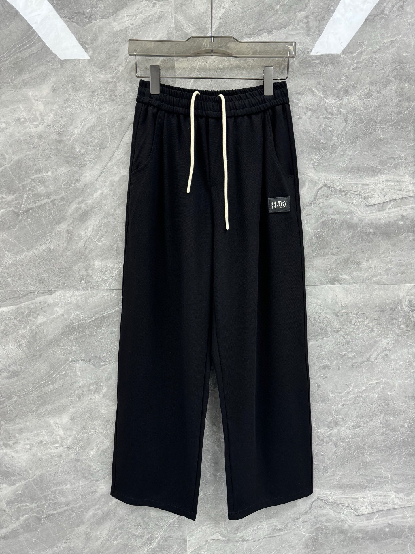 NO:131408,The new Martin Margiela leather labeled soft cotton casual pants, high-end men's must-have straight drawstring straight pants. Specially available for top channels to share, loose straight casual style, rear pocket patch label logo embellishment, extremely recognizable. It uses delicate and soft cotton with a soft touch, antibacterial and deodorizing, healthy and environmentally friendly, conquer your desire to buy with fabrics, and the comfort is unparalleled. Craftsmanship is created, low-key and luxurious, with both taste and fashion!  Always insist on integrating fashion, softness and practicality, and continuously penetrate the spirit of innovation into every detail, every curve, and every cut. A top-notch item, embellished with iconic leather letters and label design on the back of the pants, perfectly presenting the brand charm. You can wear the style you want with random concave and convexity. The authentic trendy items are all trendy!  Both men and women can easily control it without picking at all, and the age-reducing effect is excellent!  !  The top jersey cotton is made of skin-friendly and breathable, soft and solid, elastic and comfortable. The texture is quite special and the three-dimensional feeling is full of super luxurious cotton aristocratic, and the overall high-end feeling is even more obvious. Wearing fashion, grade, and taste, to create your status!  Size M-3XL Color Black Gray M Waist 70-80 Hips 126 Pants Length 101 L Waist 74-84 Hip 120 Pants Length 102 XL Waist 78-88 Hip 124 Pants Length 103 2XL Waist 82-92 Hip 128 Pants Length 104 3XL Waist 86-96 Hip 132 Pants Length 105 Size Recommended sizes: M size within 130 catties, L size 130-145 catties, XL size 145-160 catties, XL size 160-175 catties, 2XL size 175-190 kg, 3XL size, 3XL size, , alexander wang1986090925春夏新款Martin Margiela 皮革标签轻柔纯棉休闲裤,高端男士必备直筒抽绳直筒裤.特供顶级渠道分享,宽松直筒的休闲版型,后口袋贴布标签logo点缀,辨识度超高.采用触感细腻柔软的轻柔棉质,抑菌除臭,健康环保,用面料征服你的购买欲,舒适度无与伦比.匠心打造,低调而奢华,品味与时尚兼备！ 始终坚持融合时尚,柔和以及实用为一体,将创新精神不断渗透在每处细节,每条曲线,每块剪裁之中.一款顶尖的单品,标志性的皮革字母铭牌点缀,裤后贴布标签设计,完美呈现品牌魅力.随意凹凸就能穿搭出自己所要的风格,地地道道的潮款单品,举手投足皆是潮流气息感！无论男女均可轻松驾驭一点也不挑人,并且减龄效果更是十分出色！！ 顶级平纹针织棉质打造,亲肤透气,手感柔软扎实,弹力舒适.纹理质感相当特殊,立体感十足,这是超级奢华的棉中贵族,整体的高端感更是显而易见.穿的就是时尚,档次,与品位,打造你的身份地位！尺码M-3XL 颜色黑色 灰色 M码 腰围70-80 臀围126 裤长101 L码 腰围74-84 臀围120 裤长102 XL码腰围78-88 臀围124 裤长103 2XL码 腰围82-92 臀围128 裤长104 3XL码 腰围86-96 臀围132 裤长105 尺码推荐 130斤以内穿M码,130-145斤穿L码,145-160斤穿XL码,160-175斤穿2XL码,175-190斤穿3XL,,alexander wang,Men's clothing