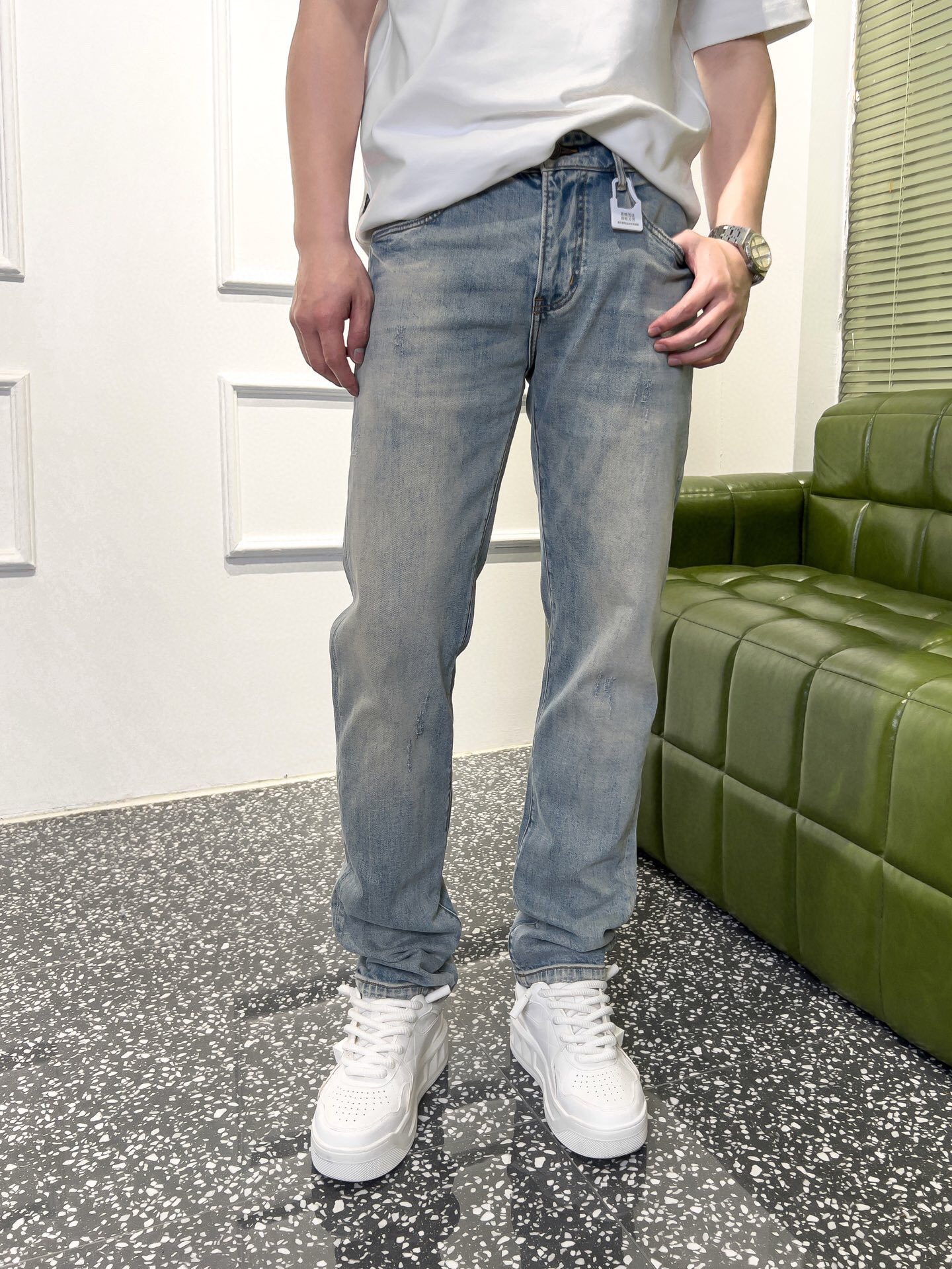 NO:131404,Brand L Home Quarterly Spring and Summer Color Blue Size 29-36 Sizes Size 29-36 Sizes Stylish Mid-Straight Version Jeans Weight 10.6 Amount Ingredients 99.1 Cotton, 0.9 Spandex Washing and Fermenting Nostalgia Multiple Cat Whisks Gun Flowers Rubbing Monkey Spray Material Hanging Grinding Pthigh Edge Process Positioning Spray Material   Three-dimensional Straight Version P.S Fashionable and versatile Small Straight Version Back Bag Checkerboard Pattern Positioning Spray Material Back Letters Make Three-dimensional Embroidery Process Add Style Details Combined with Nostalgic Retro Washing Color Full of High-end Feelings Around Daily Commuter and Fashion Dressing, Louis vuitton, jeans, alexander wang19860909品牌L家 季度春夏 颜色蓝色 尺码29—36码 版型微阔中直筒版 牛仔裤 重量10.6安 成分99.1棉,0.9氨纶 洗水酵磨怀旧 多位猫须 枪花 擦马骝喷料 吊磨 裤脚磨边 工艺定位喷材料 立体包针绣花 P.S时尚百搭的微阔中直筒版款 后袋棋盘格图案定位喷材料后字母做立体包针绣花工艺 增添款式细节 结合怀旧复古的洗水颜色 高级感满满 日常通勤与时尚穿搭必不可少,,louis vuitton,jeans,alexander wang,Men's clothing